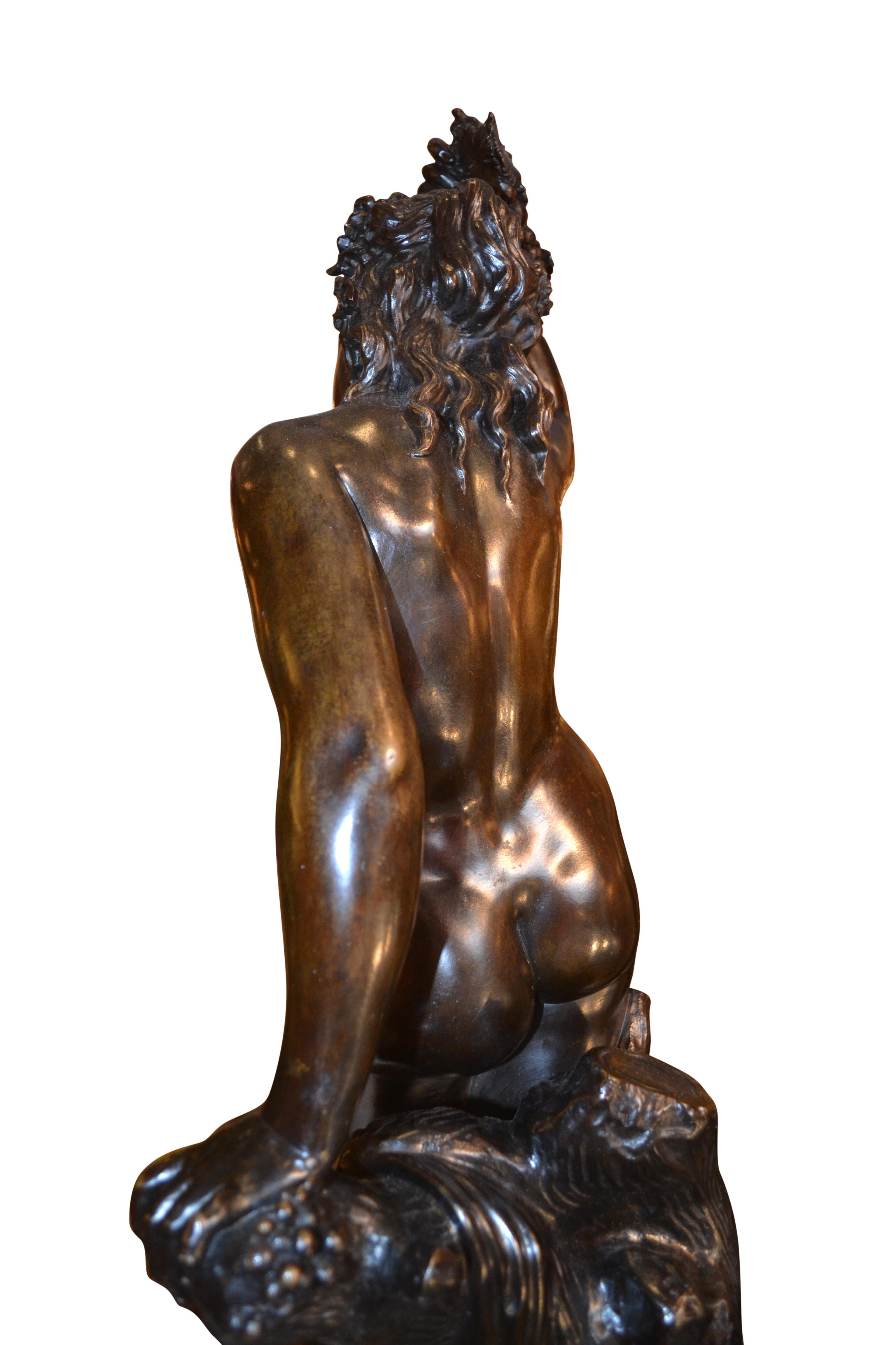 Statue allégorique de la déesse du vin Bacchante en bronze patiné en vente 3