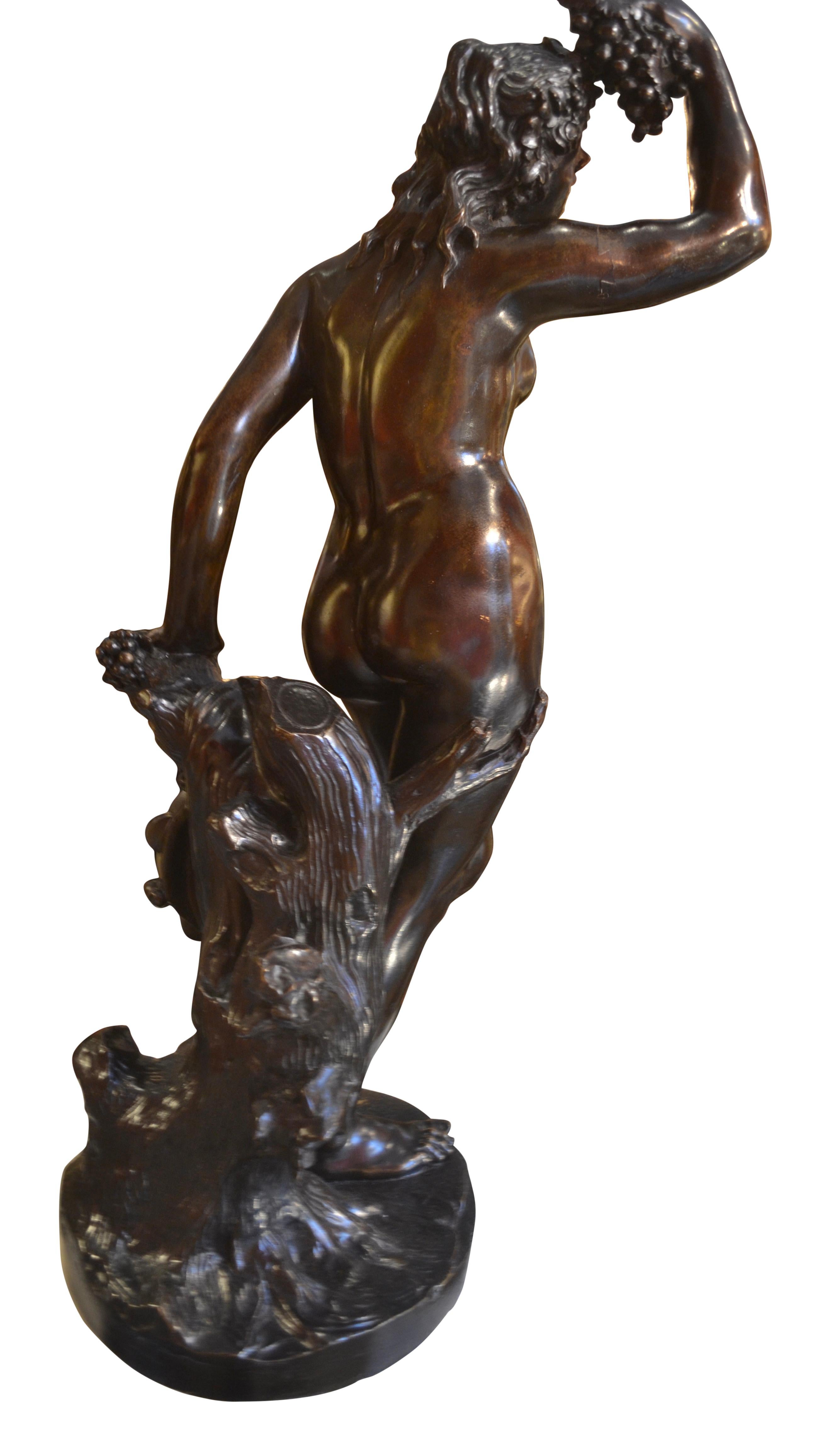 Statue allégorique de la déesse du vin Bacchante en bronze patiné en vente 4