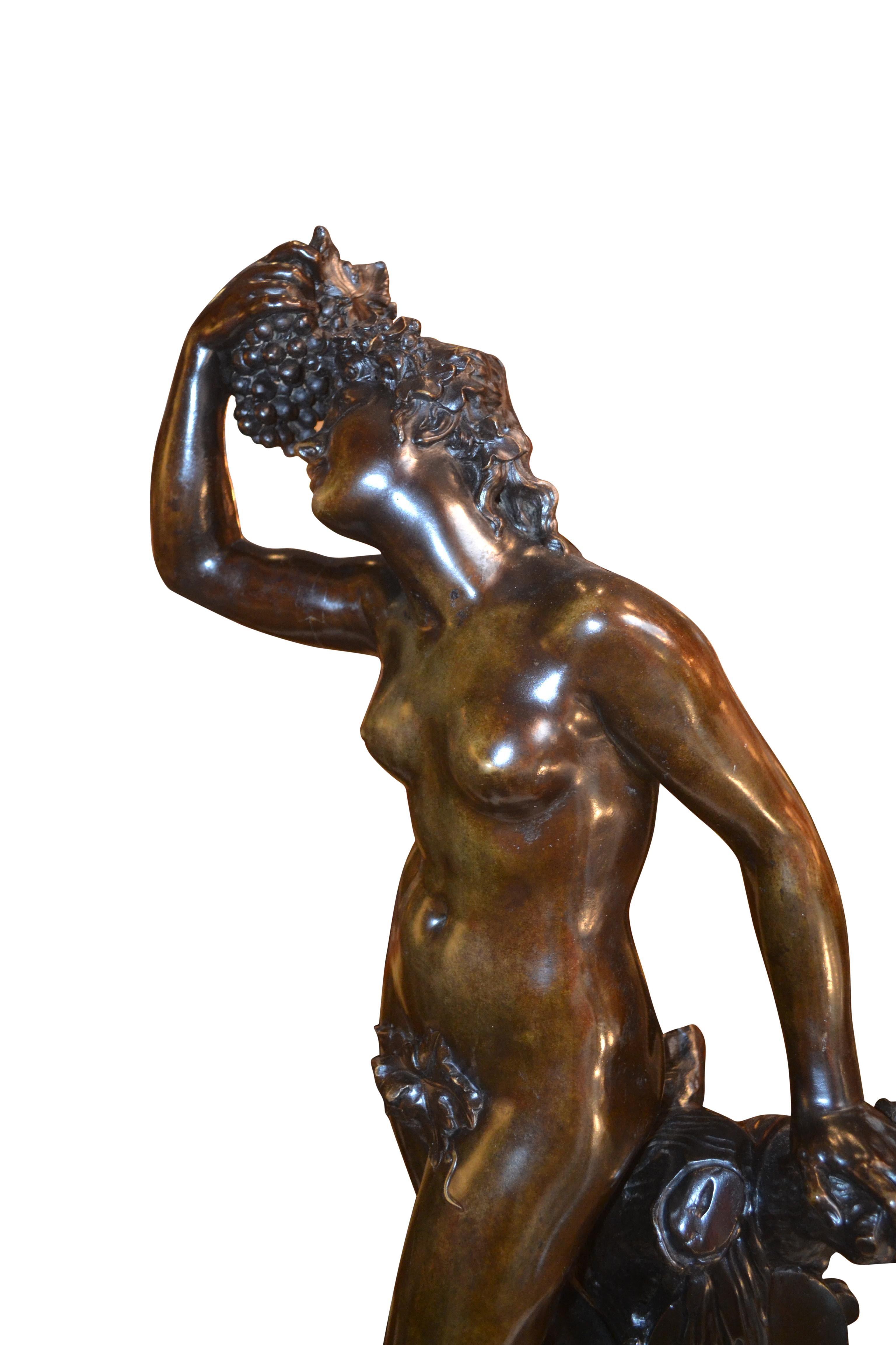 Statue allégorique de la déesse du vin Bacchante en bronze patiné en vente 5