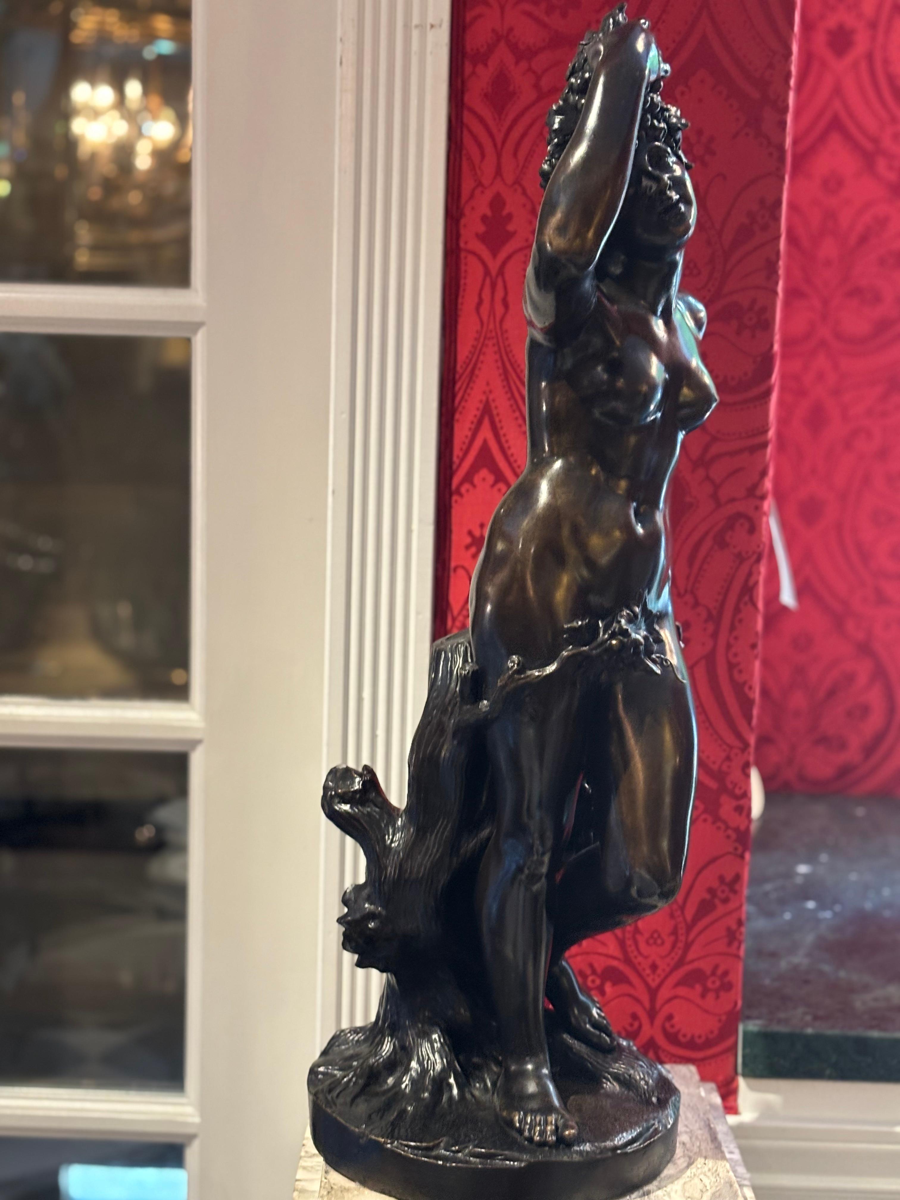Estatua Alegórica de Bronce Patinado de la Diosa del Vino Bacante en venta 8