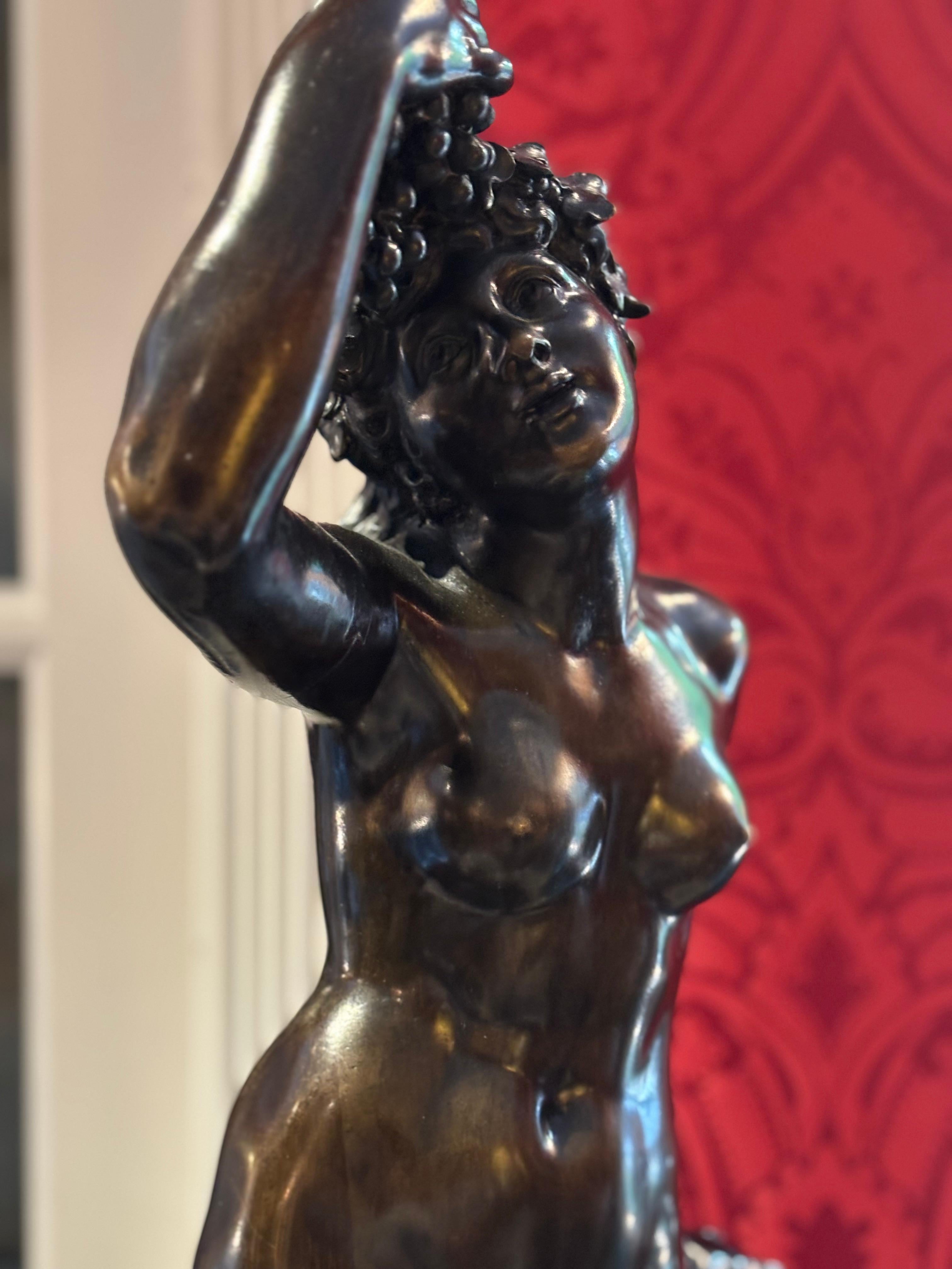 Estatua Alegórica de Bronce Patinado de la Diosa del Vino Bacante en venta 9