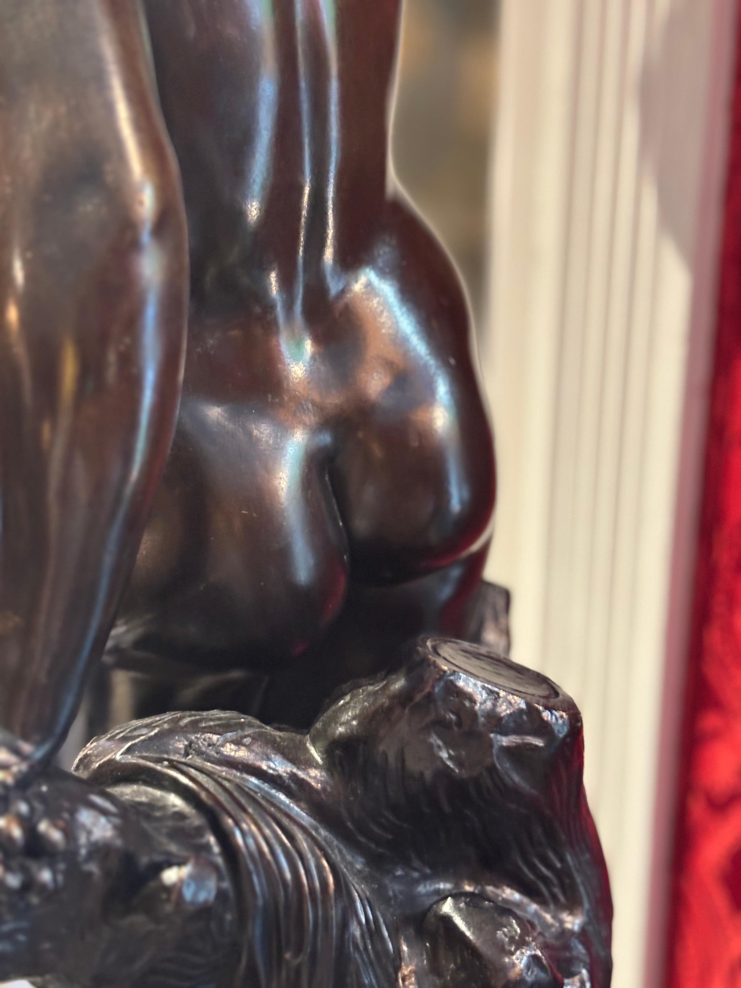 Estatua Alegórica de Bronce Patinado de la Diosa del Vino Bacante en venta 10