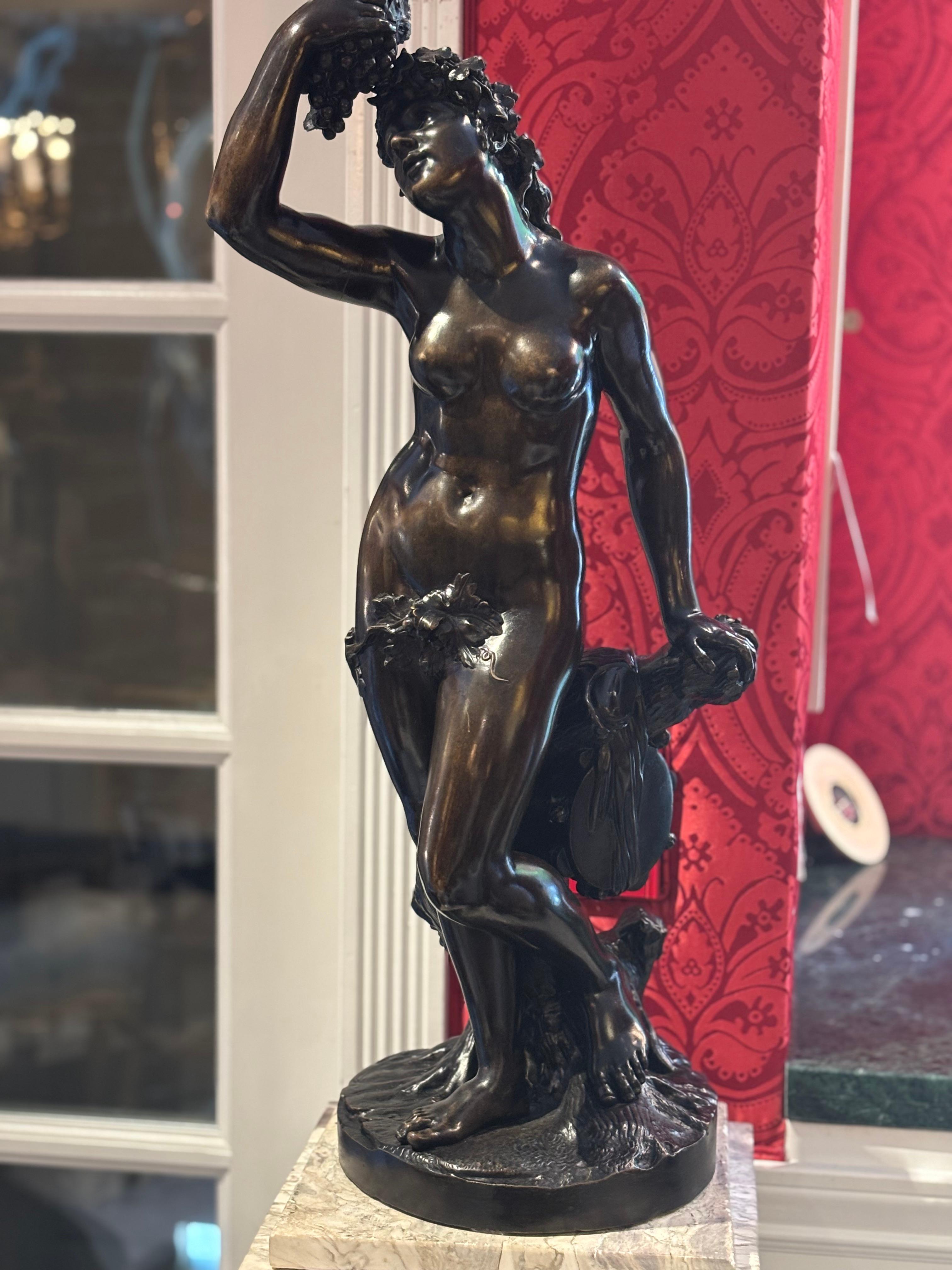 Estatua Alegórica de Bronce Patinado de la Diosa del Vino Bacante en venta 13
