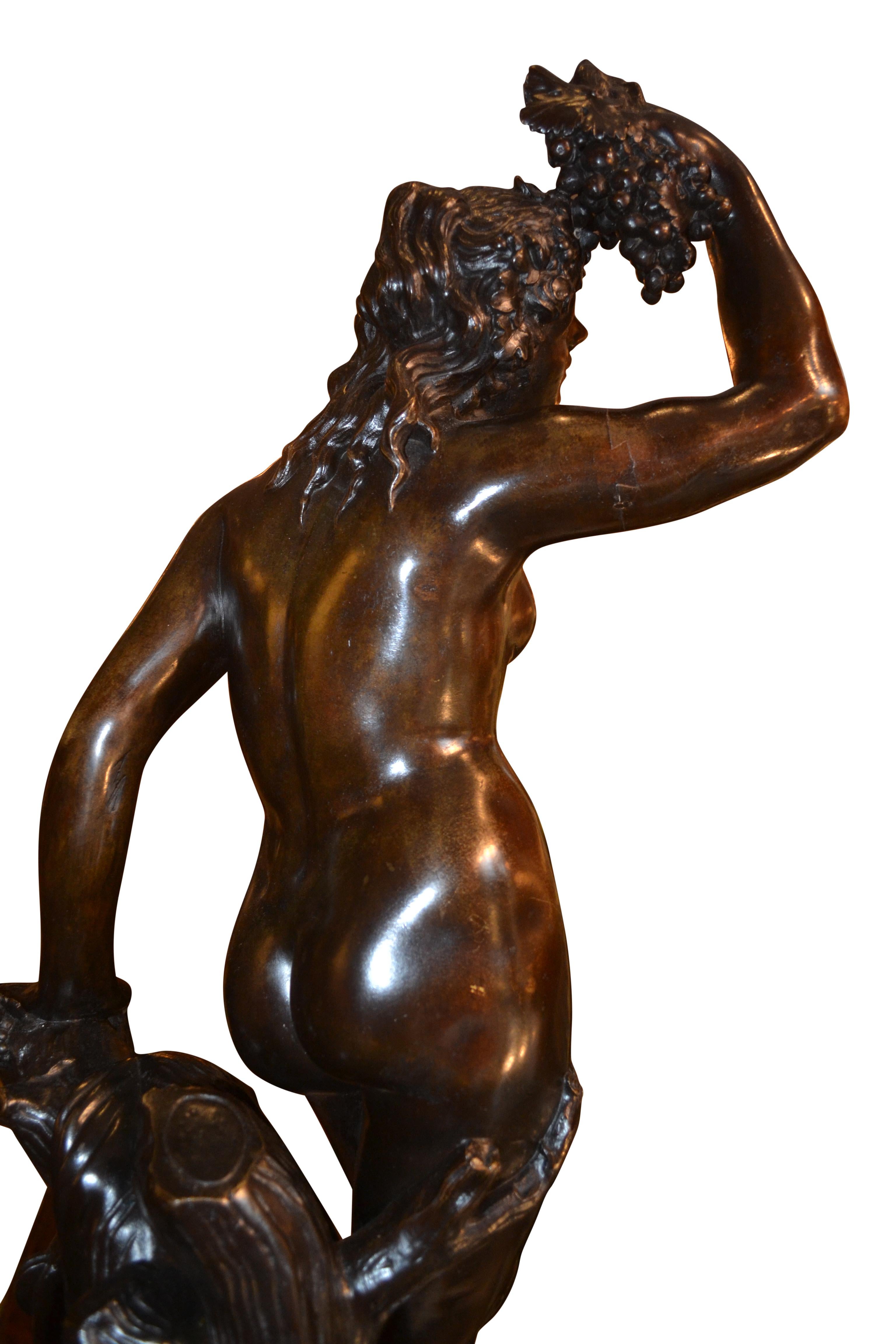 Estatua Alegórica de Bronce Patinado de la Diosa del Vino Bacante siglo XIX en venta