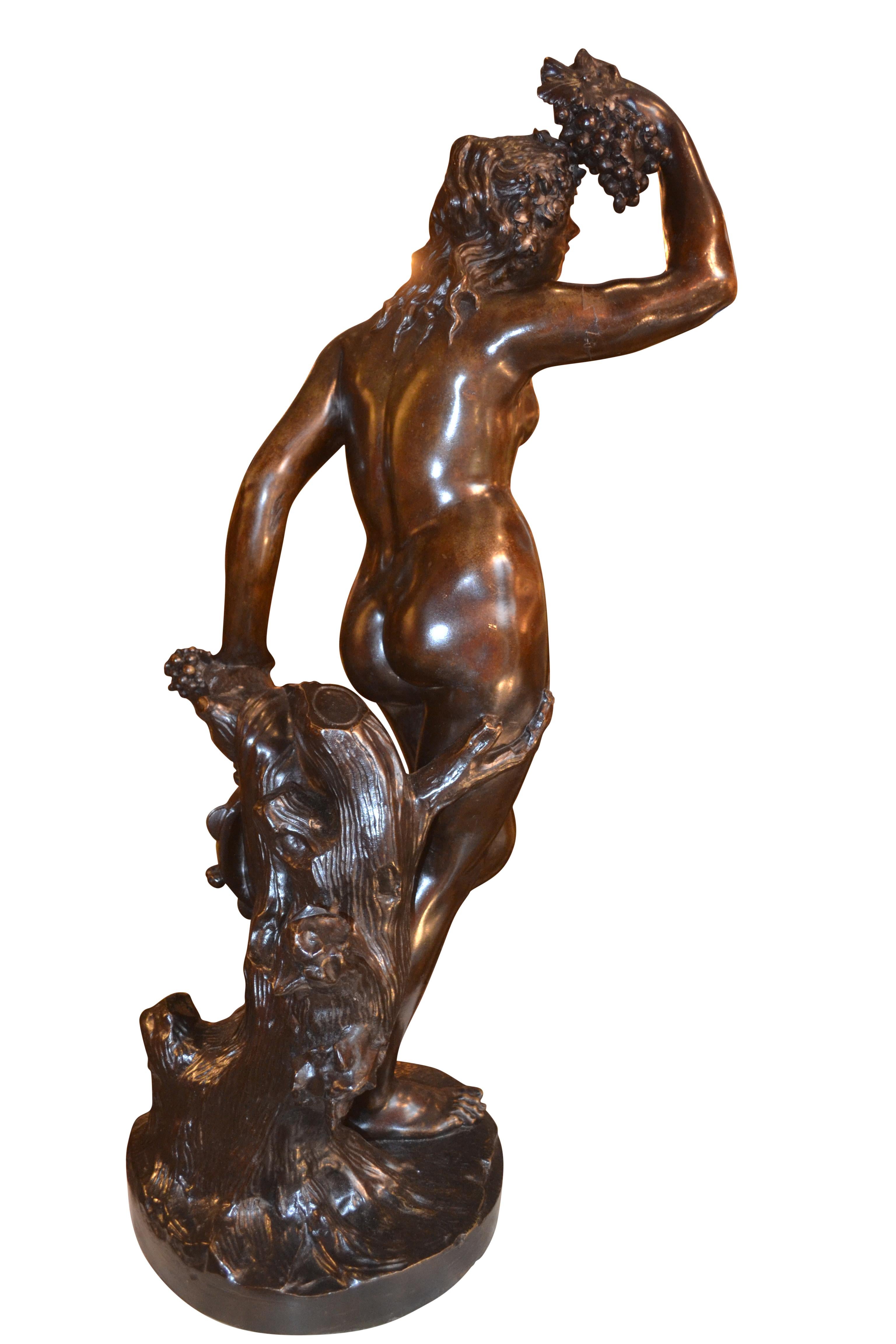 Bronze Statue allégorique de la déesse du vin Bacchante en bronze patiné en vente