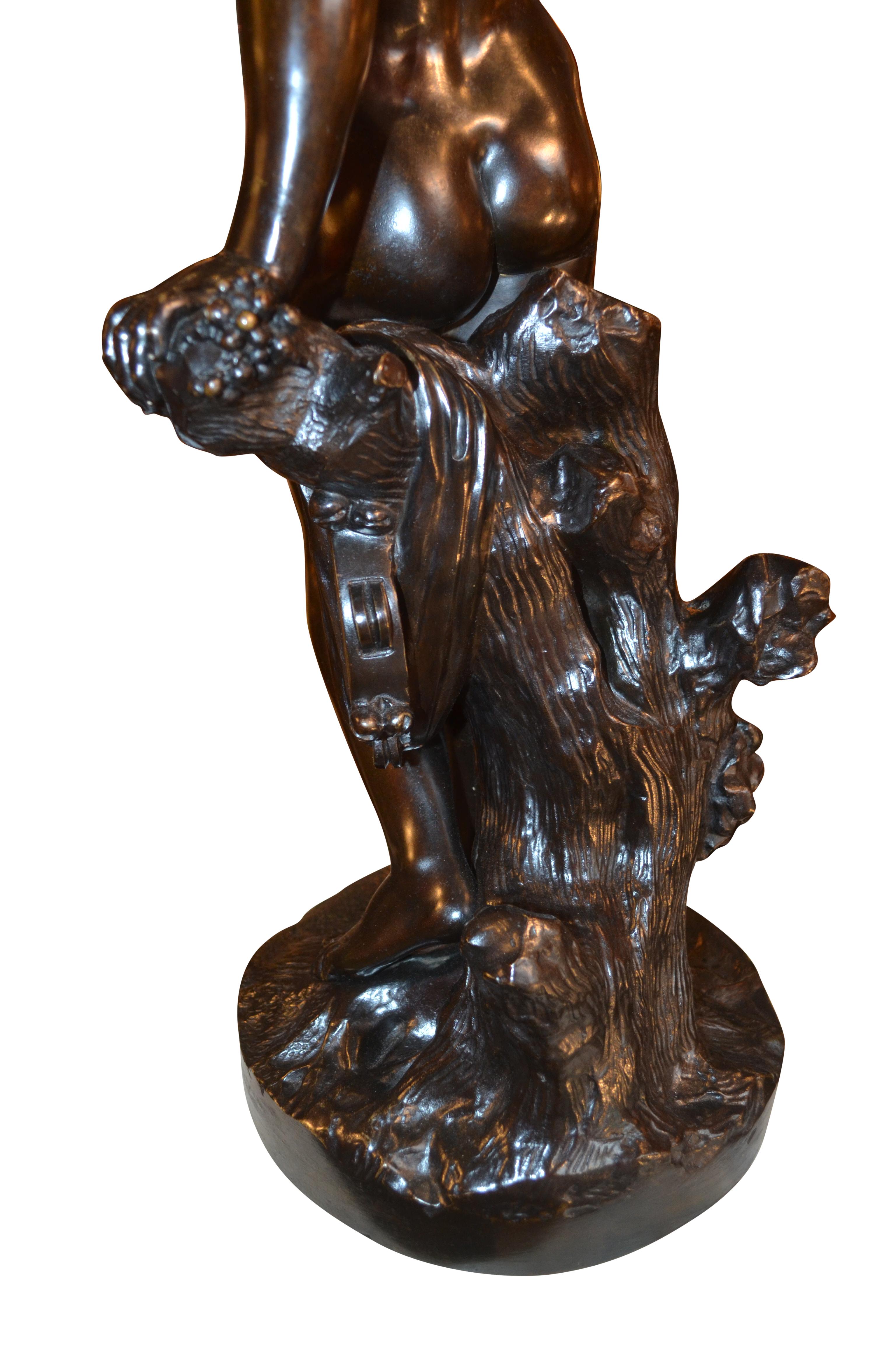 Statue allégorique de la déesse du vin Bacchante en bronze patiné en vente 1