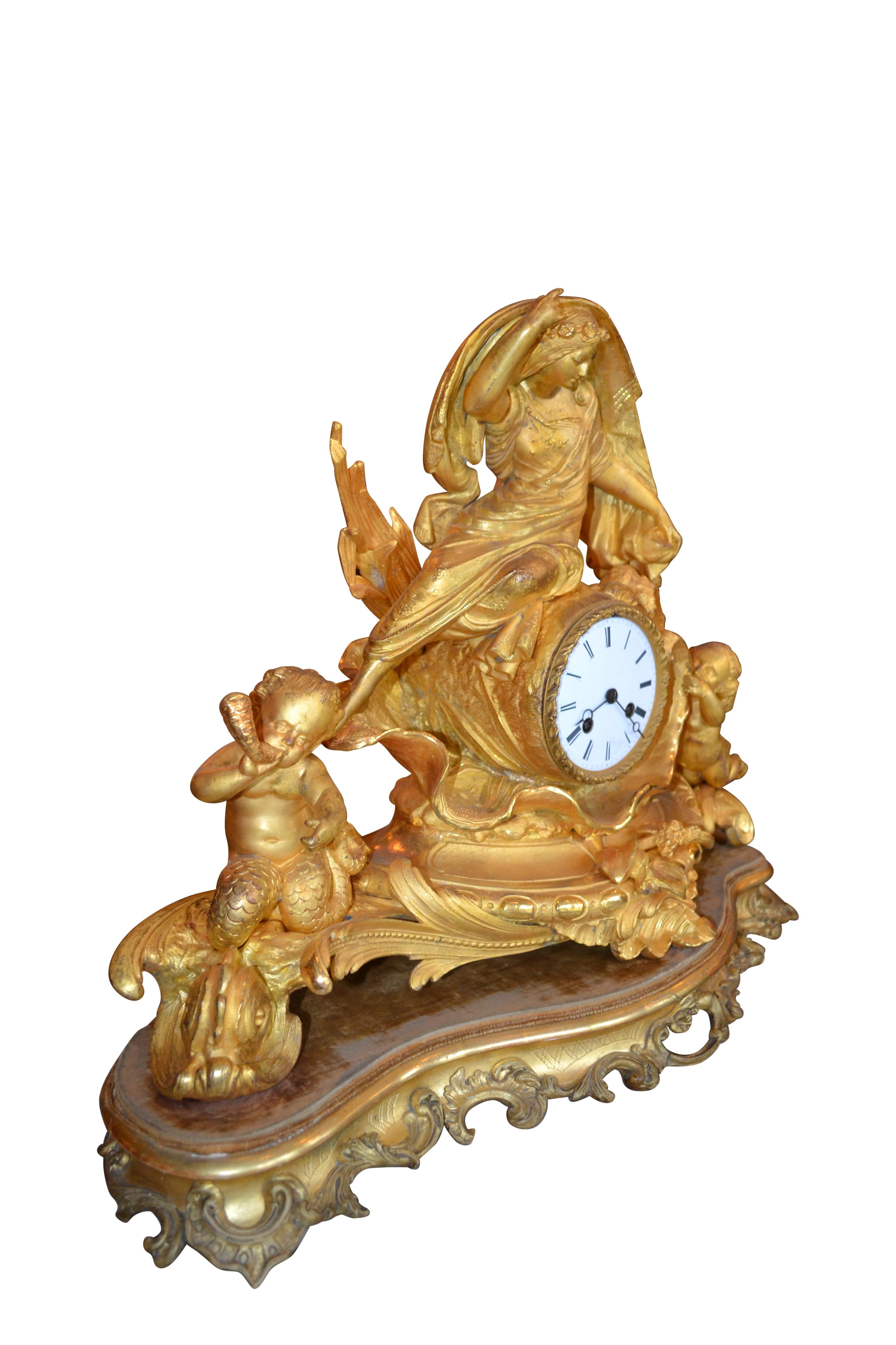 Die allegorische Rokoko-Revival-Uhr, die einen vergoldeten Wasser Sprit mit Putten zeigt (Neurokoko) im Angebot