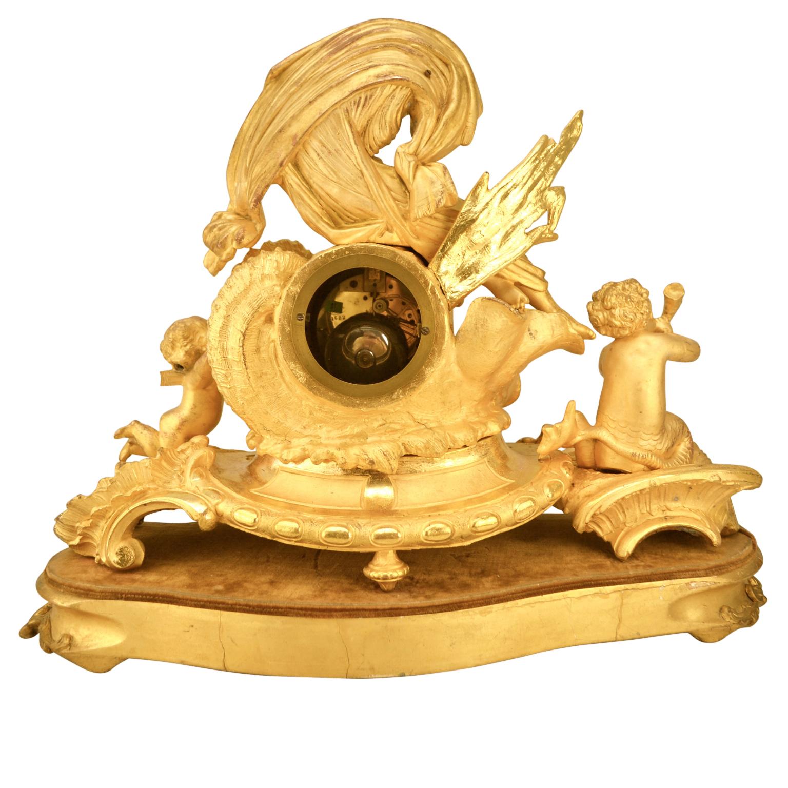 Die allegorische Rokoko-Revival-Uhr, die einen vergoldeten Wasser Sprit mit Putten zeigt (19. Jahrhundert) im Angebot