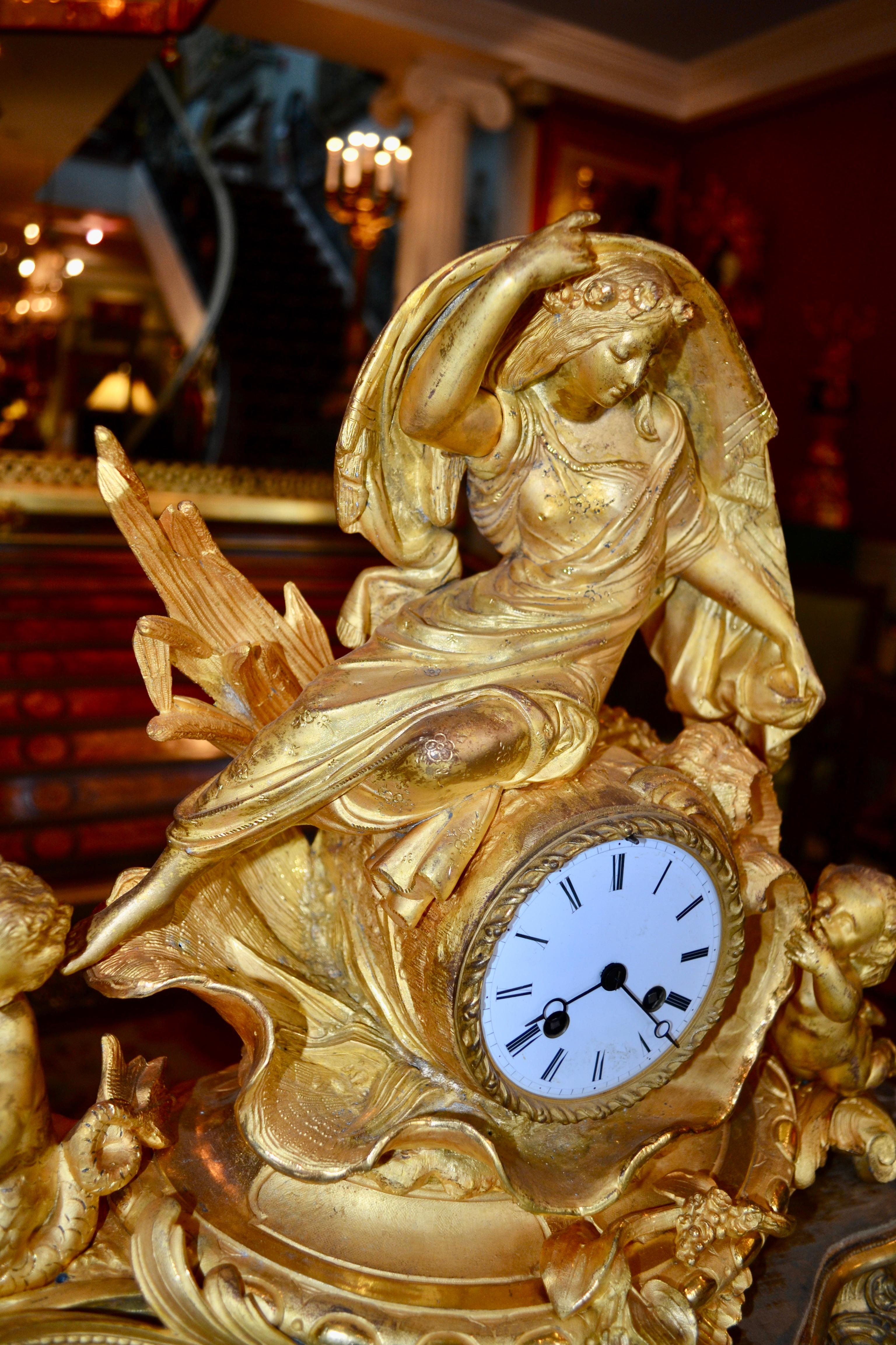 Die allegorische Rokoko-Revival-Uhr, die einen vergoldeten Wasser Sprit mit Putten zeigt (Bronze) im Angebot