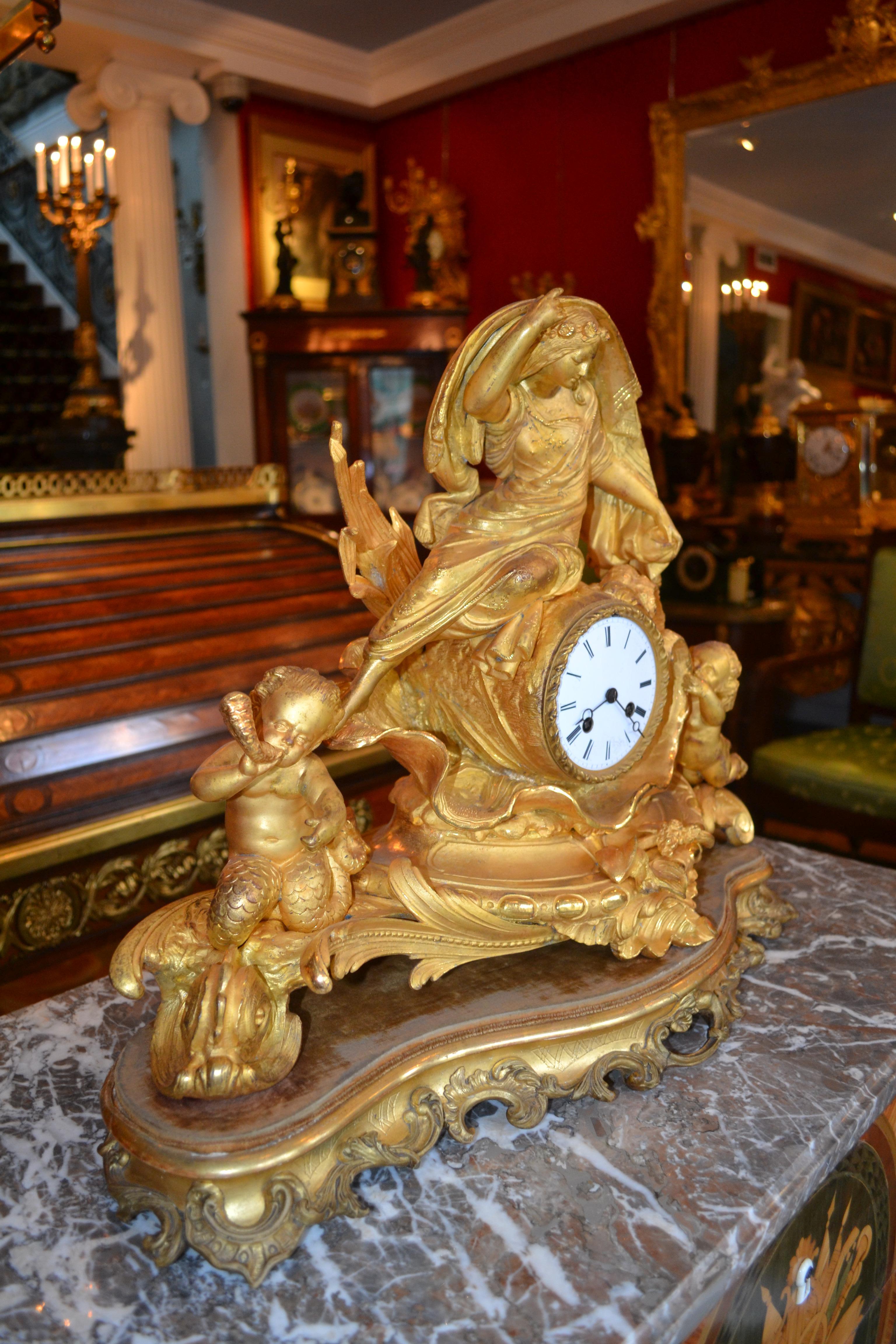 Die allegorische Rokoko-Revival-Uhr, die einen vergoldeten Wasser Sprit mit Putten zeigt im Angebot 1