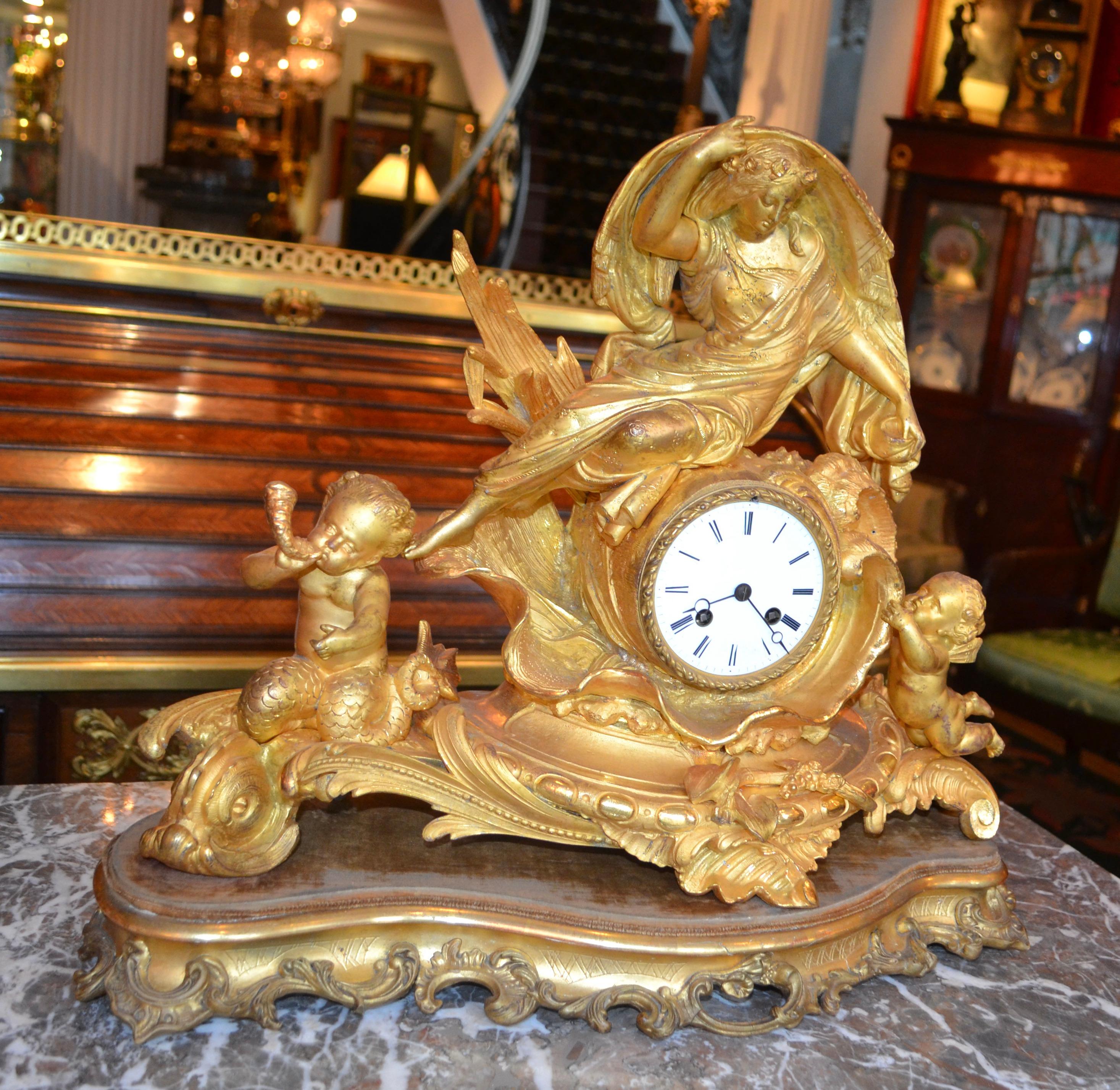 Die allegorische Rokoko-Revival-Uhr, die einen vergoldeten Wasser Sprit mit Putten zeigt im Angebot 3