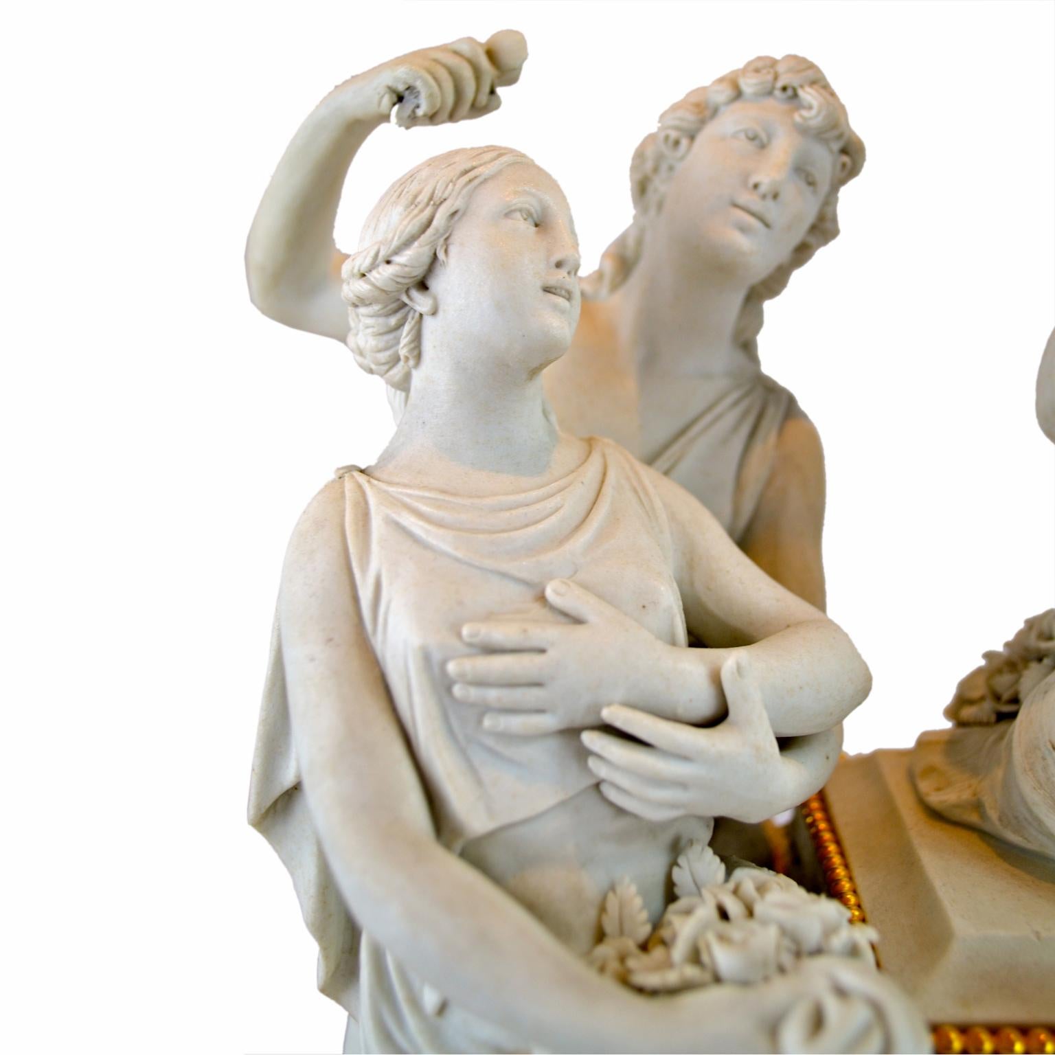 Allegorische Sevres-Bisken-Porzellan-Figurenuhr mit dem Titel La Larcin De La Rose (Unglasiert) im Angebot