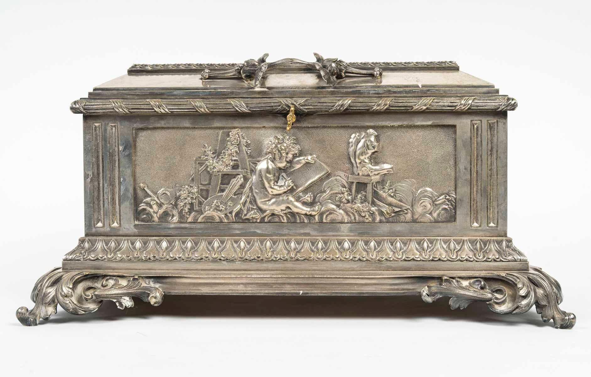 Gran joyero Napoleón III 
En bronce cincelado y plateado, decorado con escenas de putti al estilo de Claude Michel dit Clodion (1738-1814), que simbolizan Alegorías de las Artes, 
Ciencias y Letras en ligero relieve por tres lados.
Frisos de