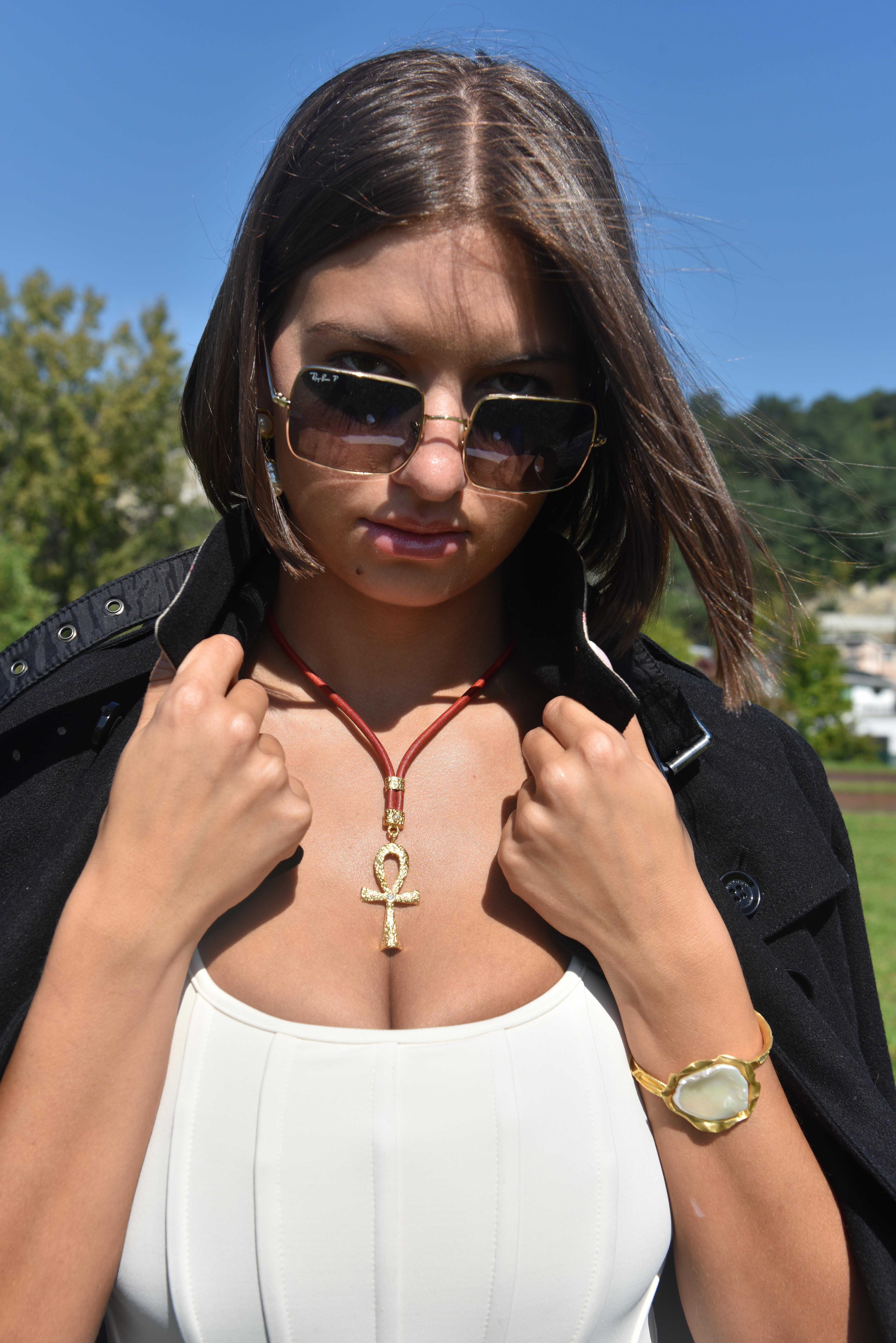 Lo squisito ciondolo Allegra Ankh è un gioiello unico e significativo. Realizzato a mano in oro massiccio 22k, l'Ankh presenta la nostra firma di finitura, è intricatamente intagliato a mano e rifinito con un diamante centrale di circa 2,9 mm. Il