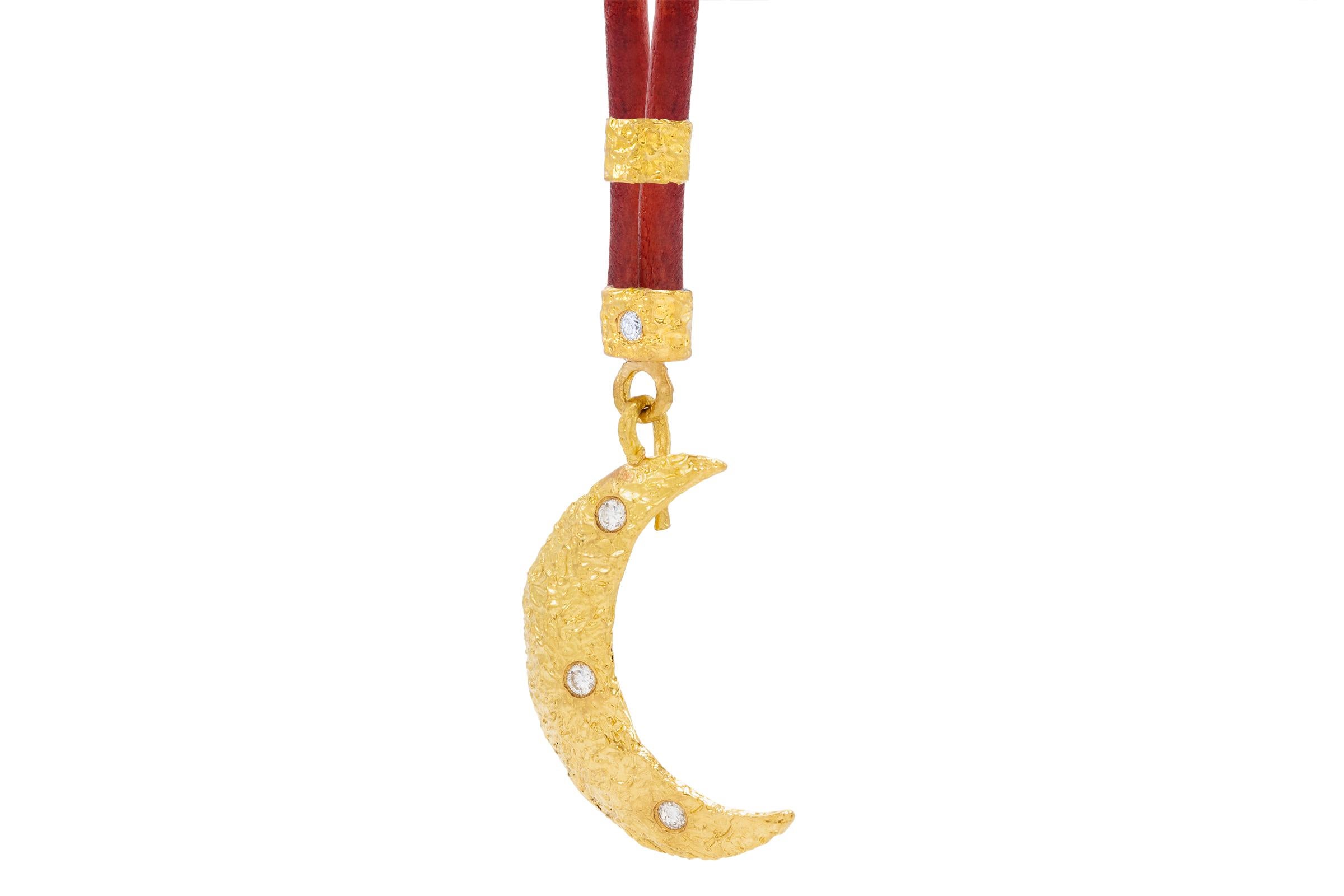 Taglio rotondo Ciondolo Allegra Crescent Moon in oro 22k, Tagili in vendita