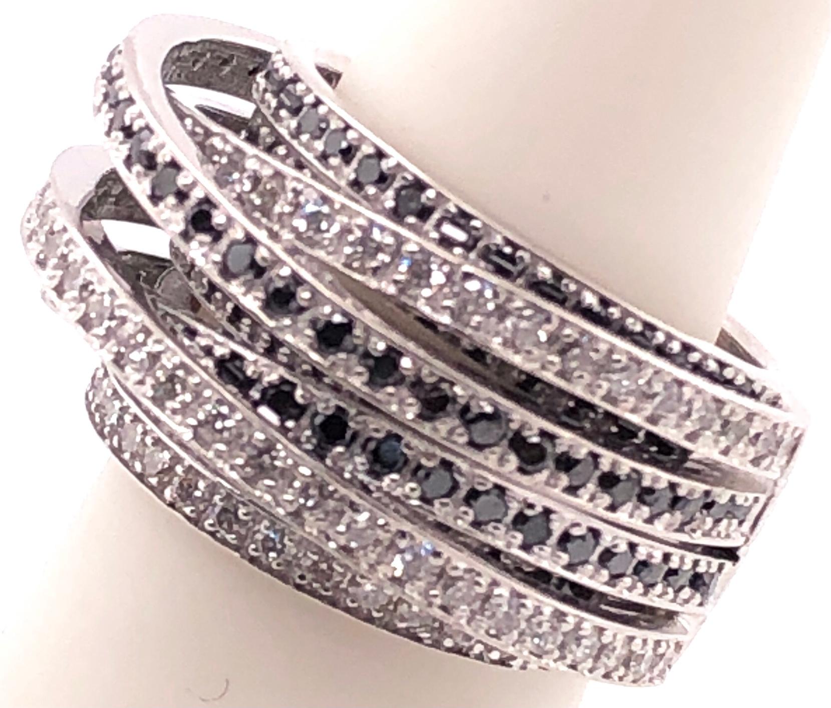 14 Karat Weißgold Achtreihiger gemischter Ring aus weißen und farbigen, veredelten schwarzen Diamanten. Größe 7,25 19,0 Gramm Gesamtgewicht. Passende Ohrringe und Armbänder sind separat erhältlich, siehe Abbildung unten.  Eigentum einer NYC
