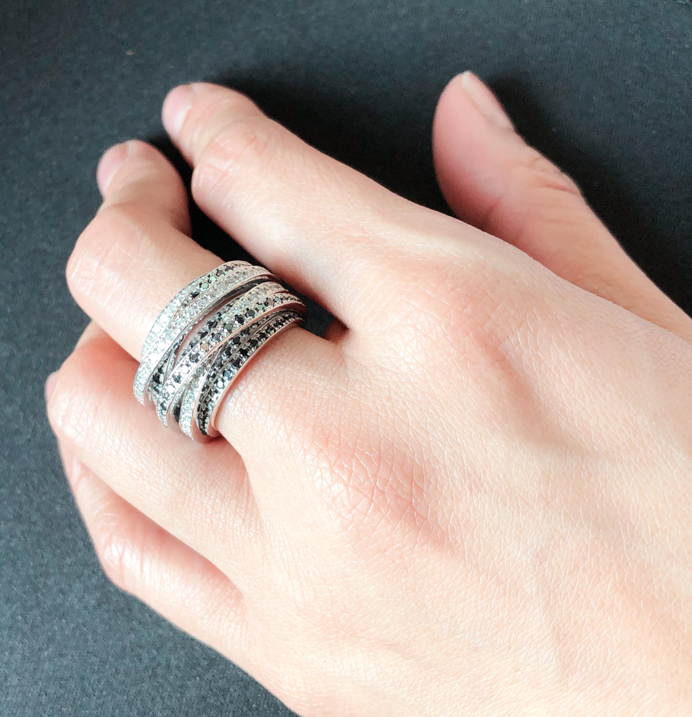 Allegra de Grisogono Weißer und farbig verzierter schwarzer Diamantring im Angebot 1