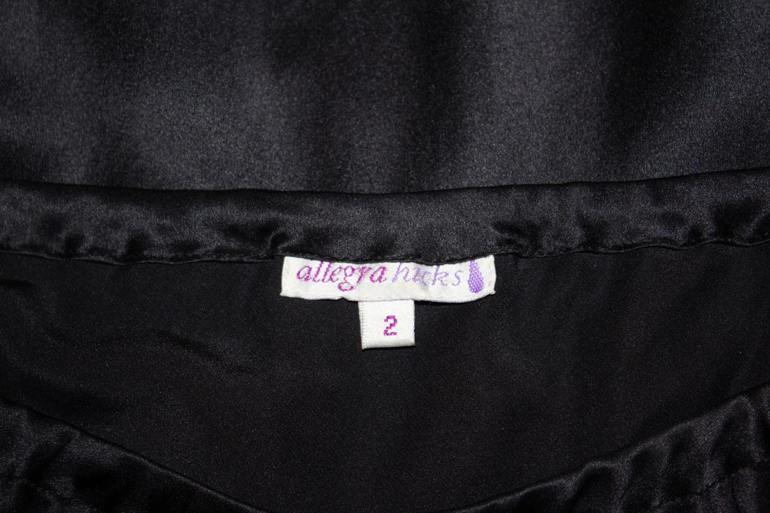 Une jupe en soie super chic d'Allegra Hicks. En soie noire d'un poids magnifique, la jupe a une taille élastique (idéale pour les dîners) et une broderie florale exquise sur le devant. Il n'est pas doublé.
Mesures :  Taille 2 (US) taille 26 -32'',