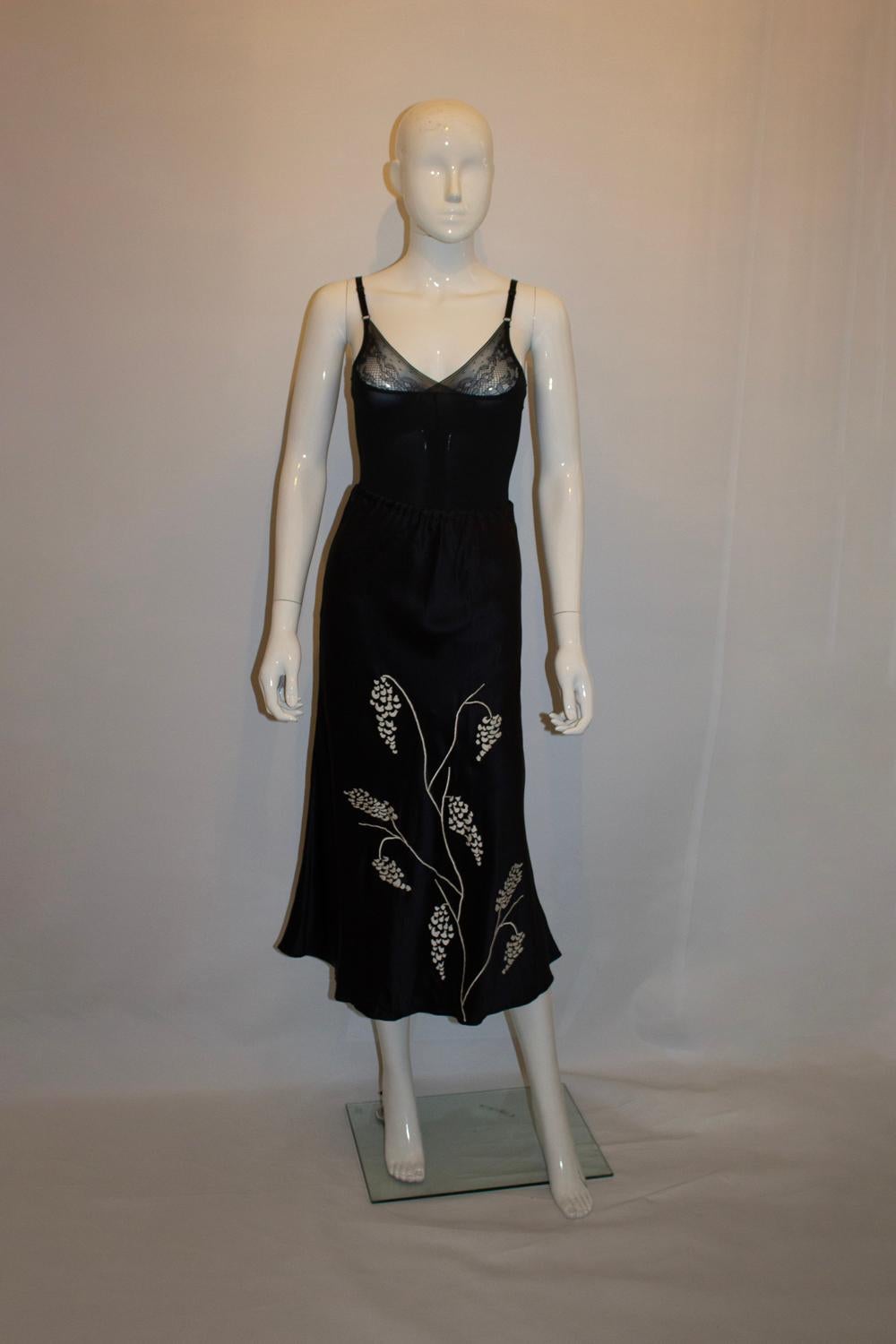 Noir Jupe en soie noire à merveilleuses broderies Allegra Hicks en vente