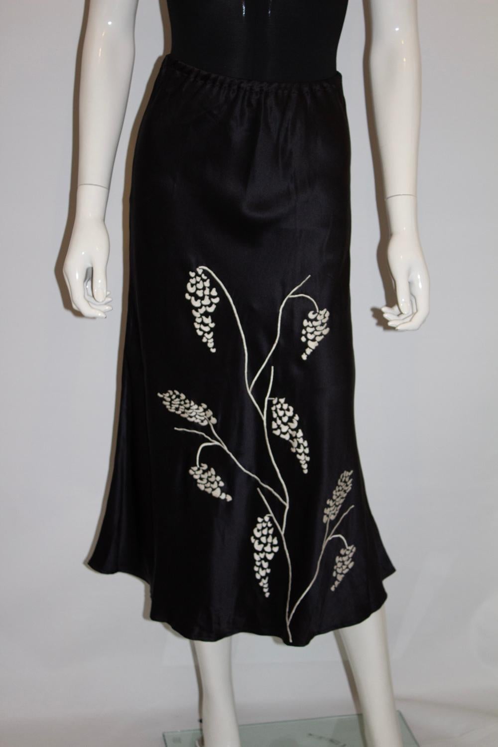 Jupe en soie noire à merveilleuses broderies Allegra Hicks Bon état - En vente à London, GB