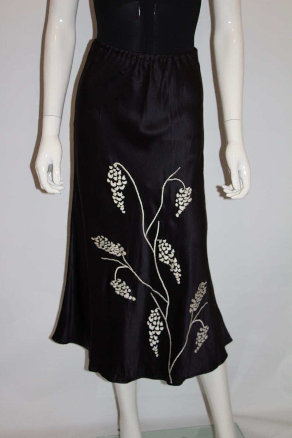 Jupe en soie noire à merveilleuses broderies Allegra Hicks Pour femmes en vente