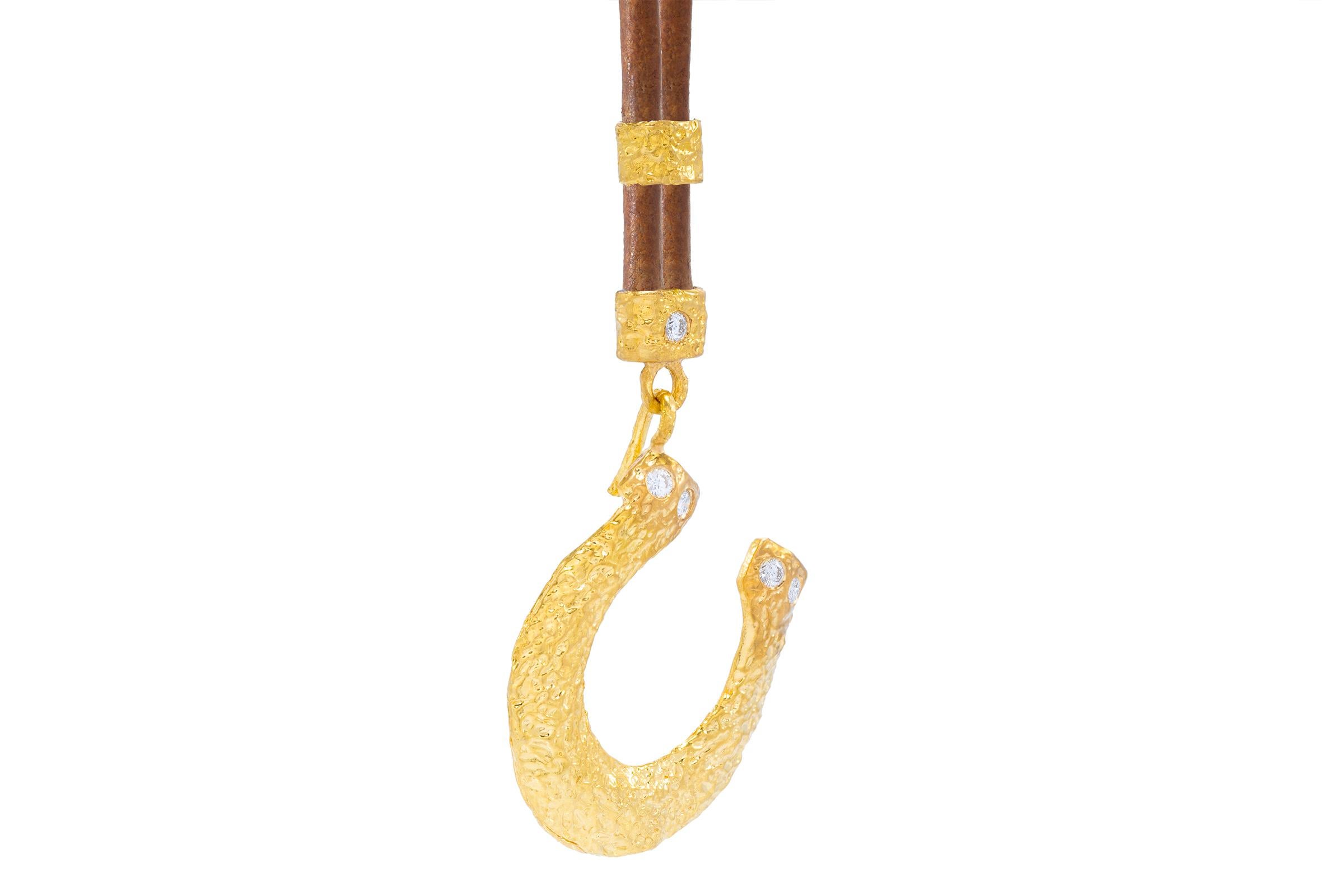Artisan Pendentif fer à cheval Allegra en or 22 carats, par Tagili en vente