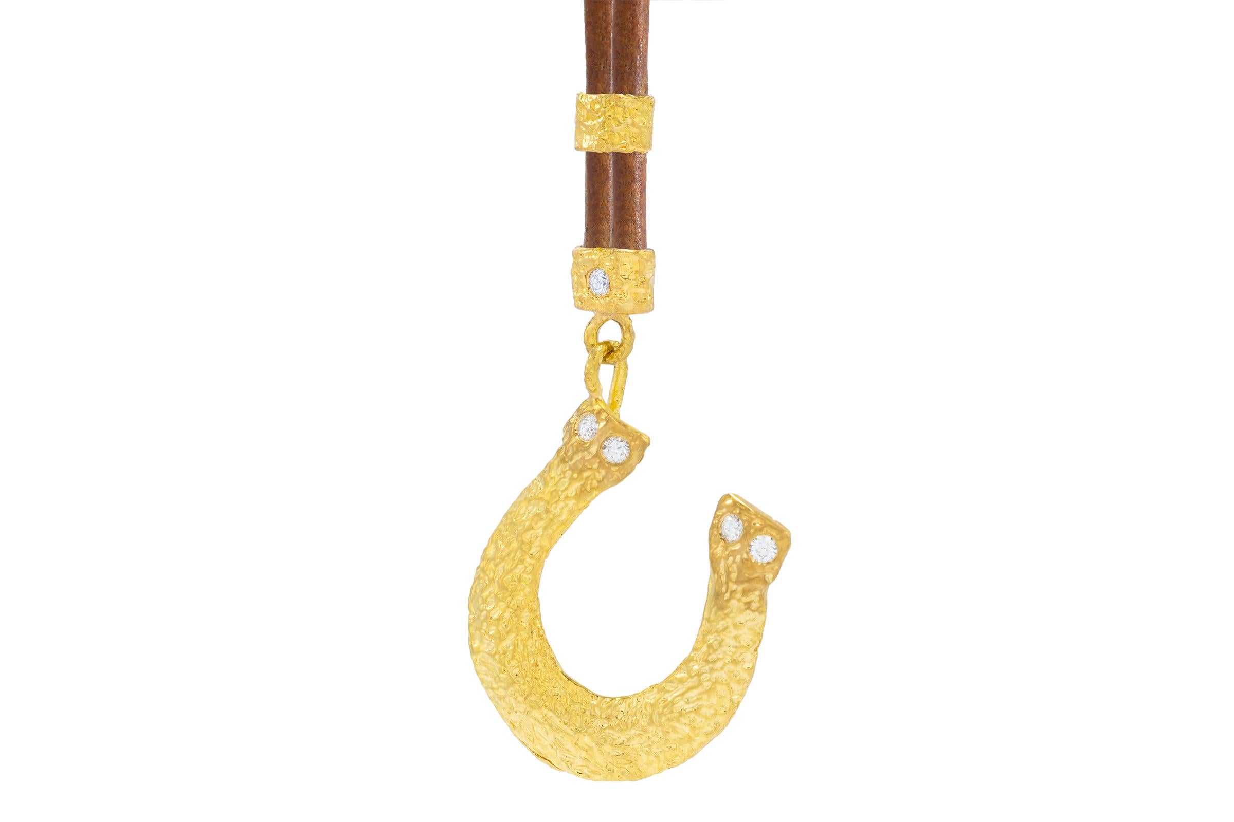 Taille ronde Pendentif fer à cheval Allegra en or 22 carats, par Tagili en vente
