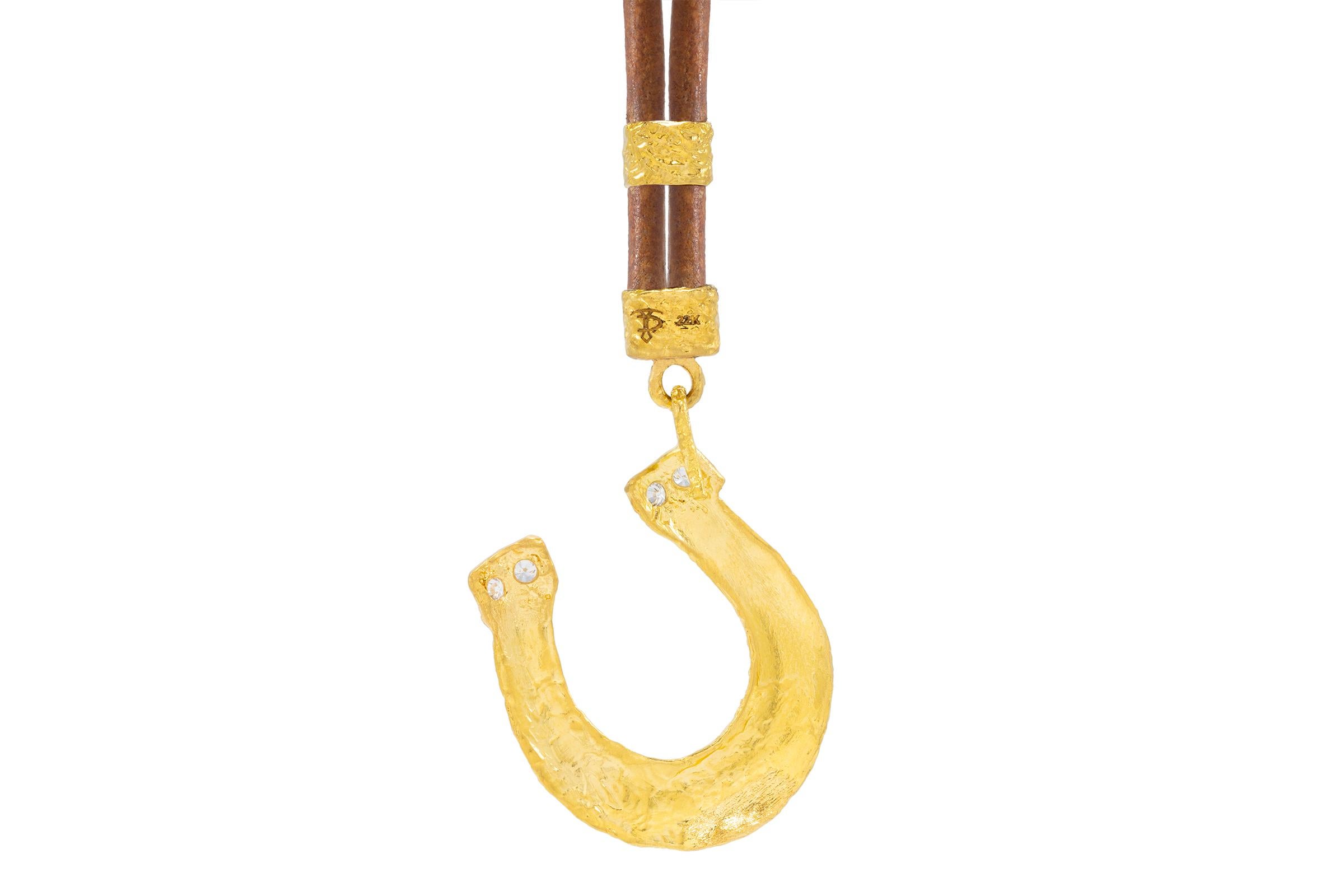 Pendentif fer à cheval Allegra en or 22 carats, par Tagili Neuf - En vente à New York, NY