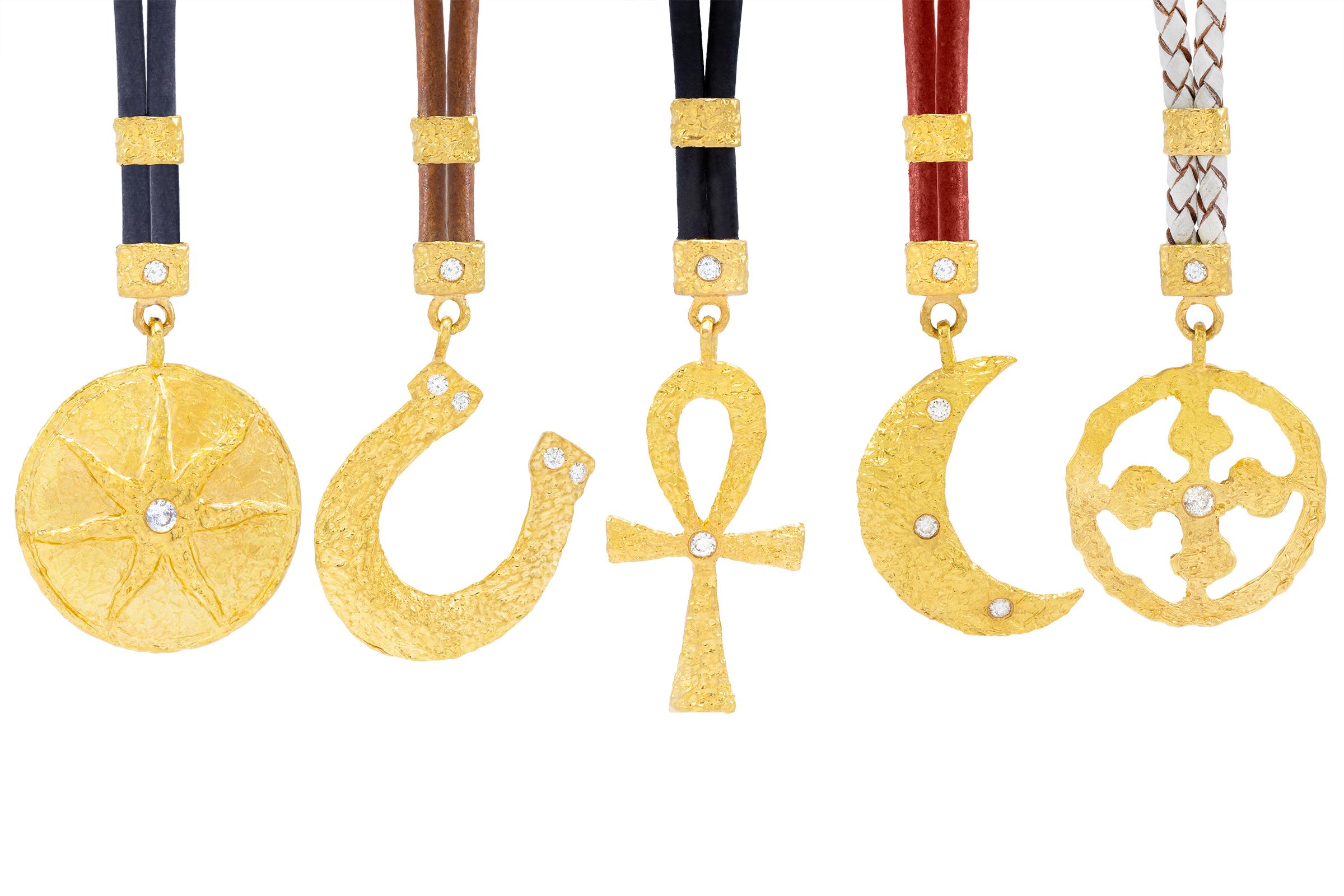 Die Allegra-Halskette aus Leder und 22-karätigem Gold in Schwarz, von Tagili für Damen oder Herren im Angebot