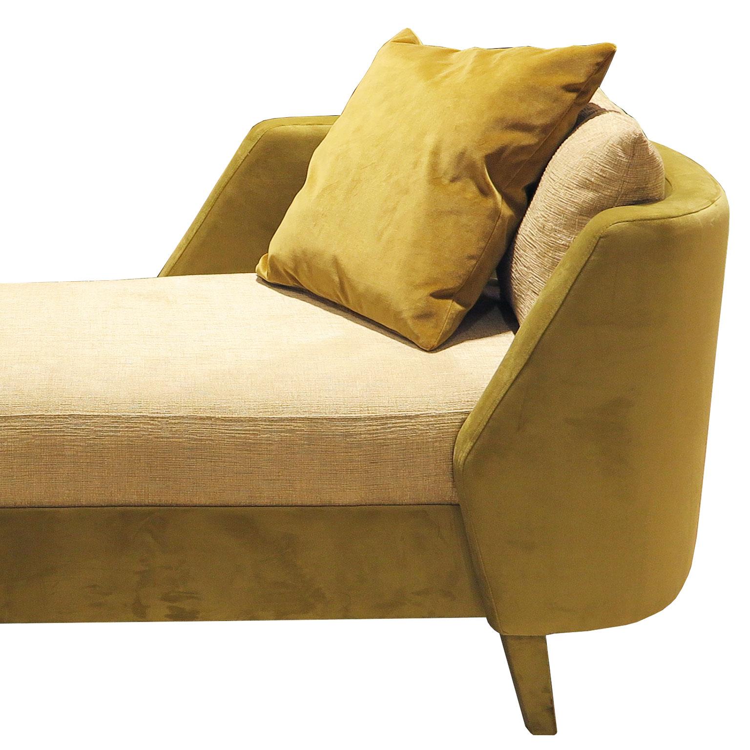 Dieses vollgepolsterte Daybed/Sofa mit doppelter Rückenlehne und einem losen Sitzkissen bietet ein modernes Design und eignet sich ideal für Gespräche oder einfach zum Faulenzen und Entspannen. Die Polstermöbel aus dieser Kollektion werden mit