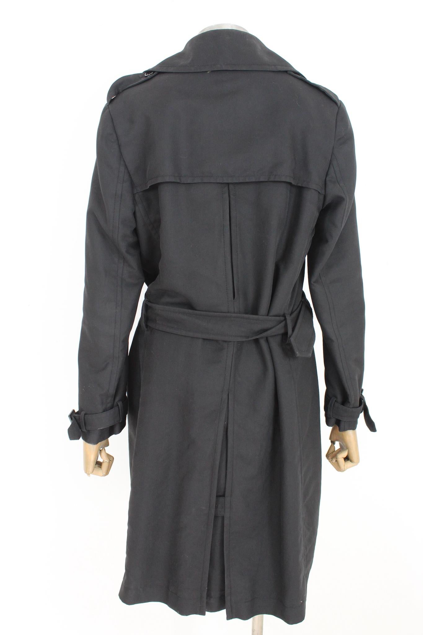 Allegri 2000s black classic raincoat. Classic collar with clip, long sleeves, closure with logoed buttons, adjustable waist belt. 100% polyester fabric, internally lined. Made in italy.

Size: 46 It 12 Us 14 Uk 42 Fr

Shoulder: 46cm
Bust/Chest: 55