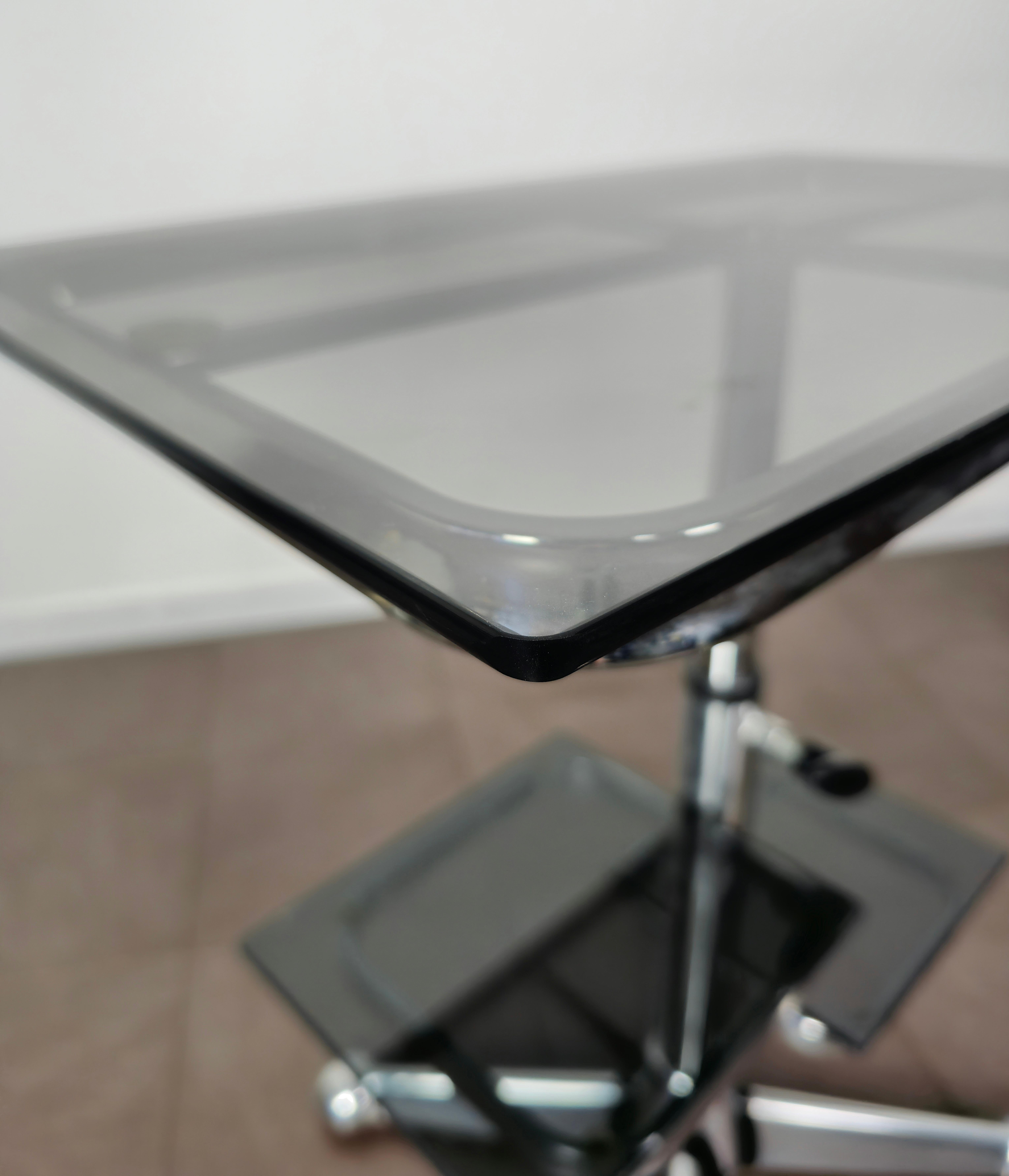 Multifunctional TV cart in chromed metal and smoked glass with up and down mechanism. You can adjust the height of the TV. It also has 2 shelves. Very functional. Made in Italy Allegri Parma in the 70s.
Intact glass. Perfect wheels that allow easy