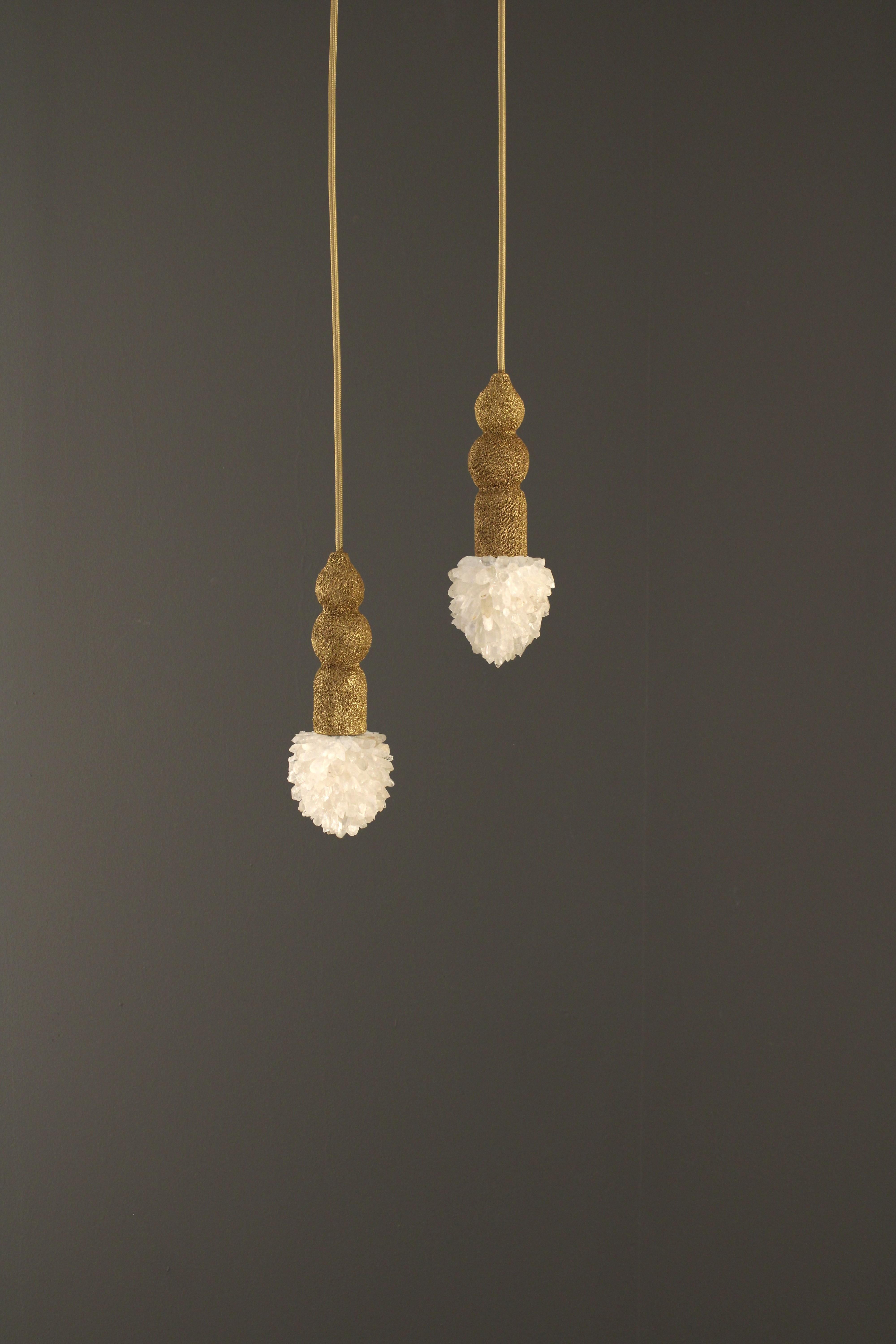 Lampada a sospensione Quartz di Aver
Dimensioni: D. 8 x L. 8 x H. 26 cm 
Materiali: Quarzo bianco naturale, metallo, ceramica.

Disponibile in placcato oro, placcato argento, placcato oro invecchiato, placcato argento invecchiato, patina oro