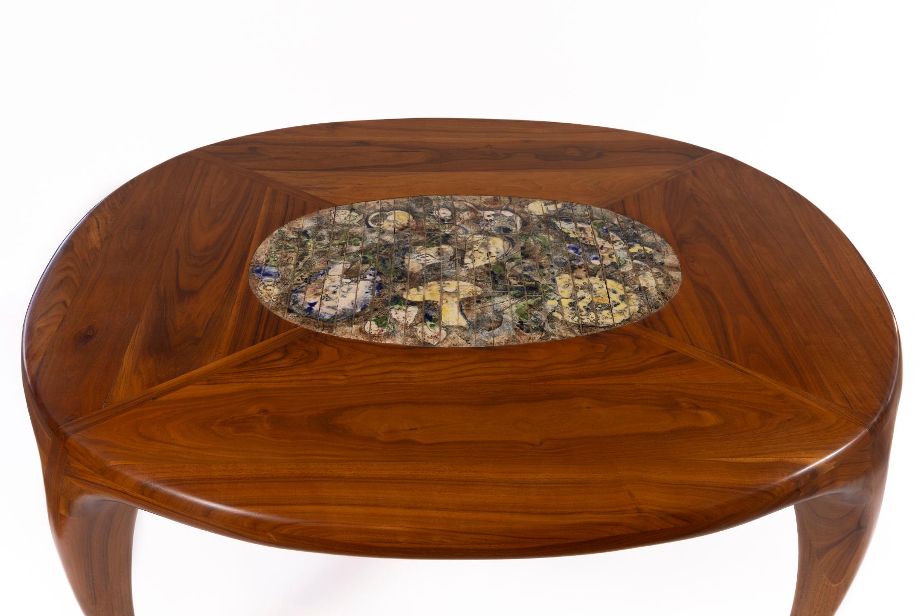 Skulpturaler Esstisch von Allen Ditson und Lee Porzio aus massivem Nussbaumholz mit einem ovalen Einsatz aus Porzios charakteristischen Keramikfliesen. Dieses einmalige Exemplar stammt aus dem Jahr 1971 und wurde tadellos restauriert.