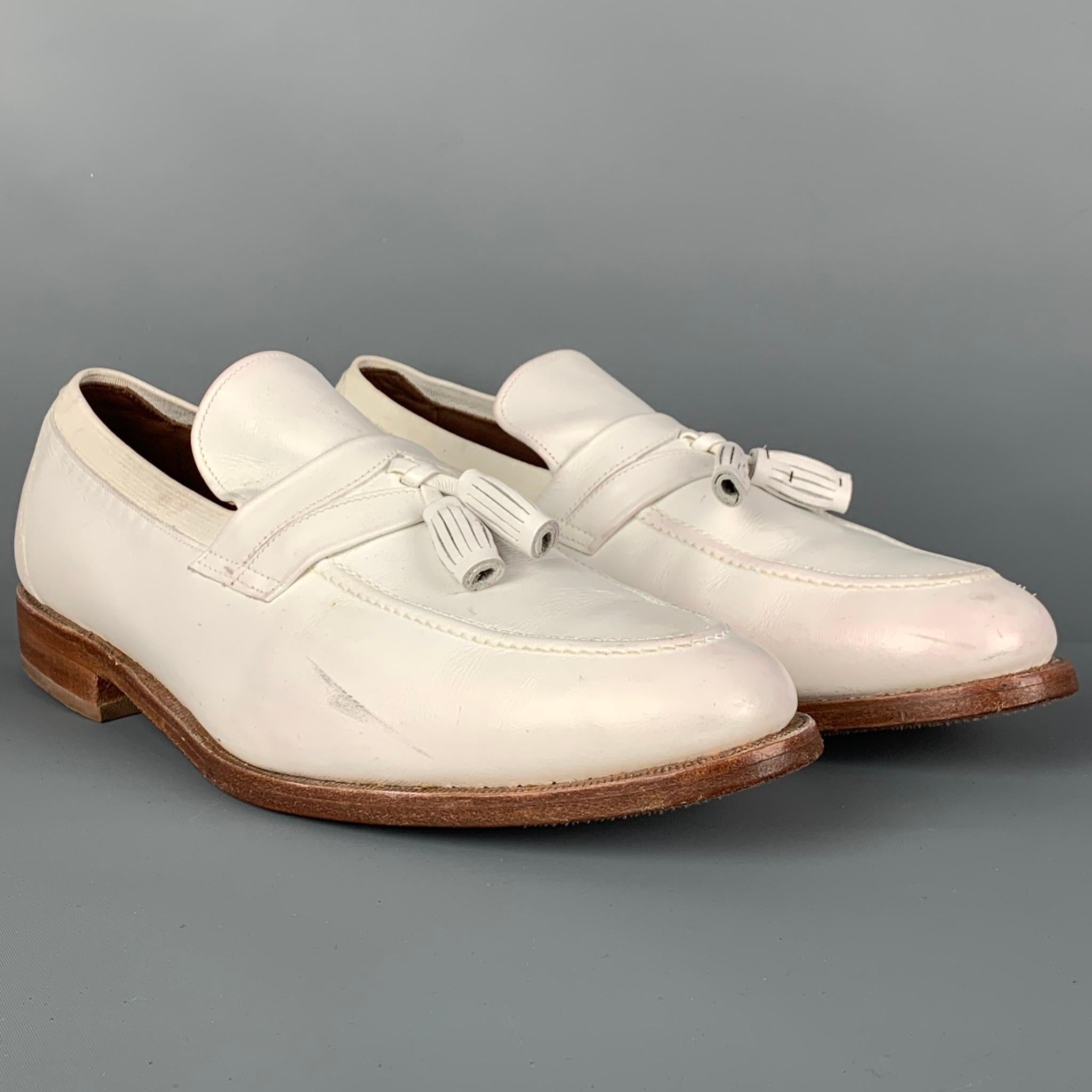 ALLEN EDMONDS loafers comes in a white leather featuring front tassels and a slip on style. Made in USA.

Good Pre-Owned Condition. Moderate wear throughout.
Marked: 10.5 / 30641 4

Outsole: 12.5 in. x 4.5 in. 