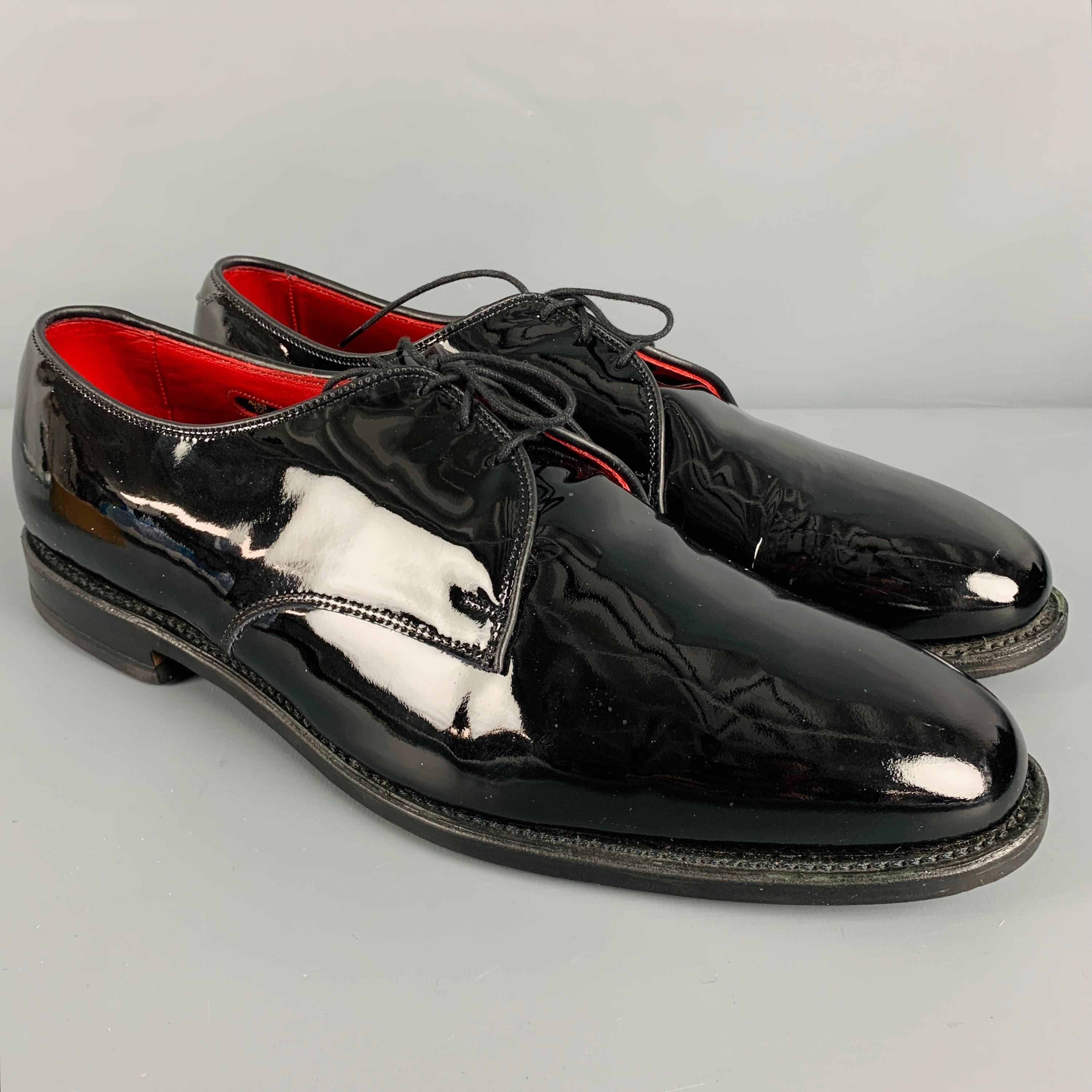 ALLEN EDMONDS Schuhe
aus schwarzem Lackleder mit einem Schnürverschluss. Wird mit Box geliefert. Made in USA. sehr guter gebrauchter Zustand. Leichte Gebrauchsspuren. 

Markiert:   13 D 5304 0000064Außensohle: 13 x 4,25 Zoll 
  
  
 
Referenz-Nr.: