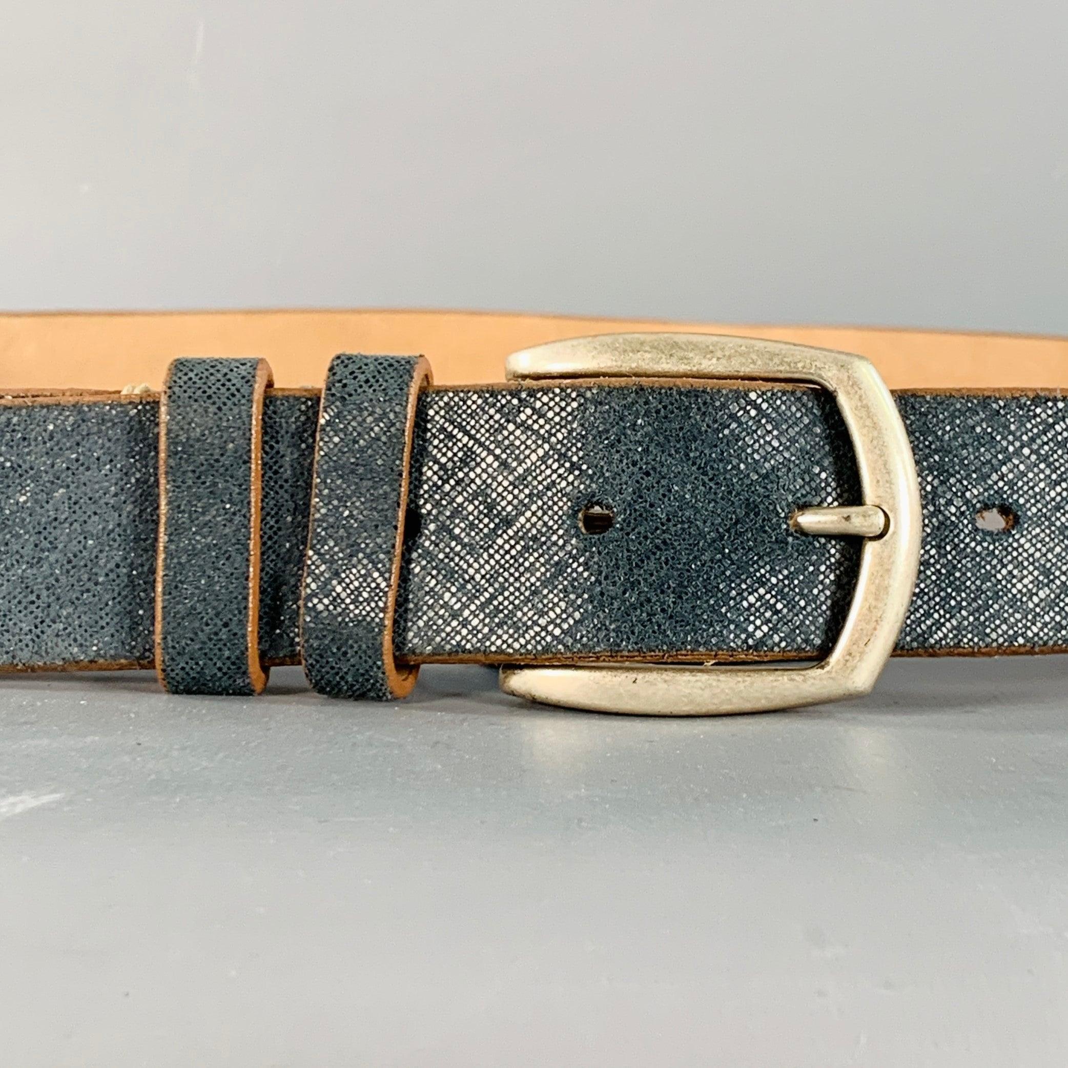 ALLEN EDMONS
cintura in pelle testurizzata blu con bordi marrone e fibbia in ottone massiccio. Made in USA, fibbia in ottone realizzata in Italia.Buone condizioni di usato. Moderati segni di usura. 

Contrassegnato:   107/42 14615Lunghezza: 49
