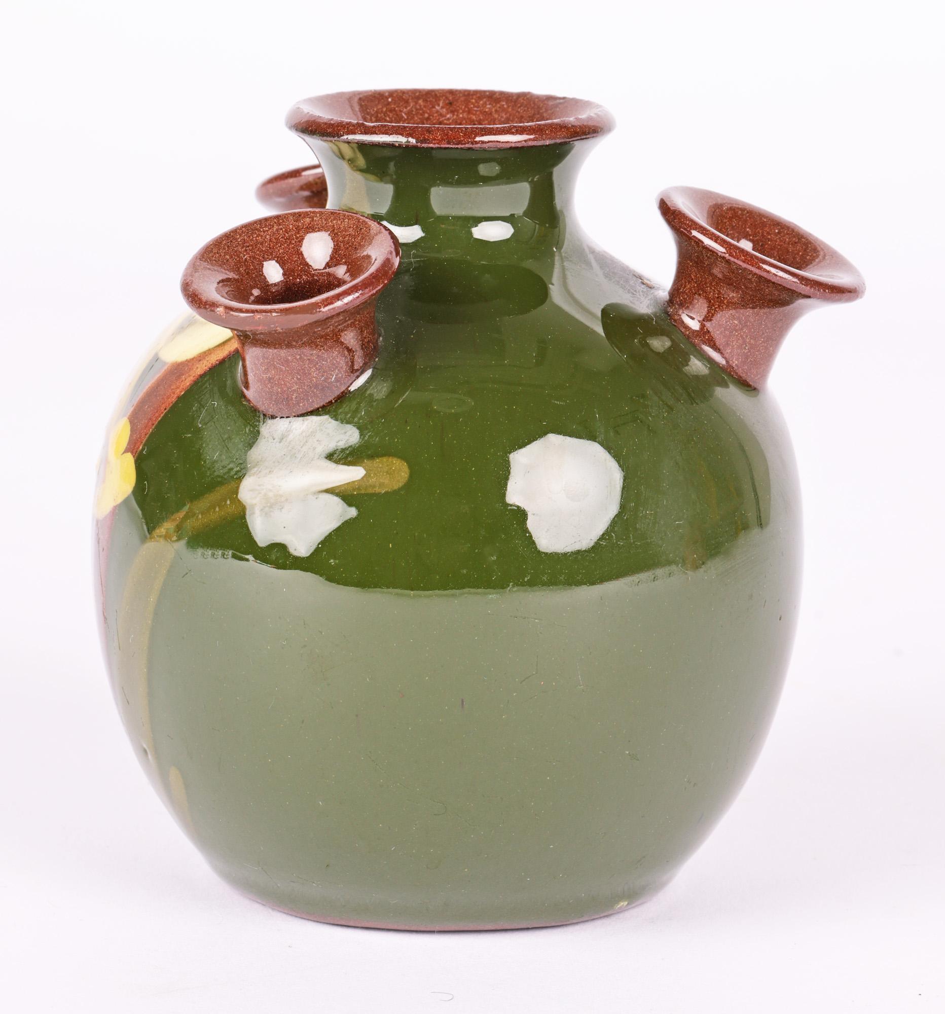 Vaso a più colli Daffodil Posy dipinto a mano di Aller Vale in vendita 4
