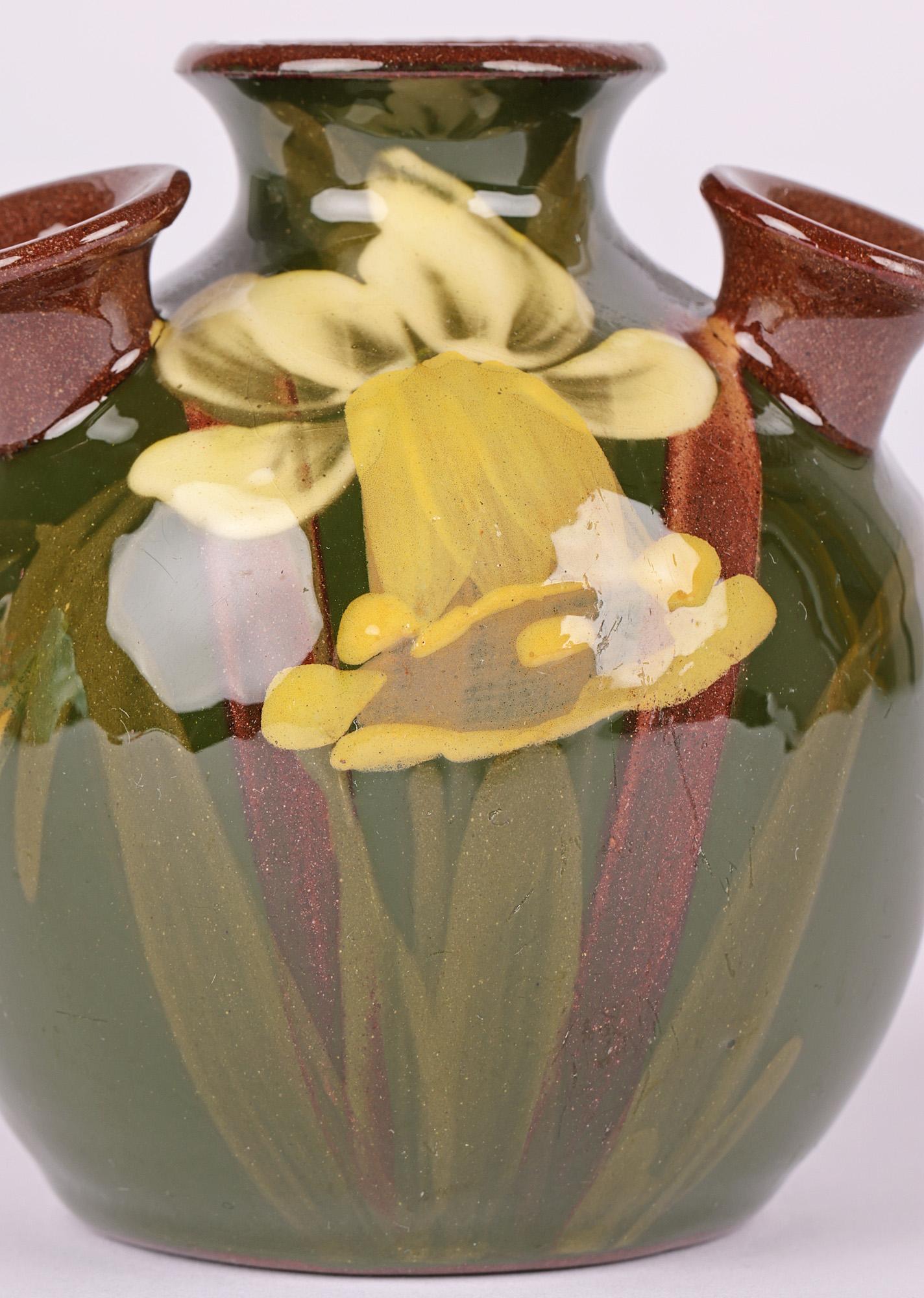 Estetismo Vaso a più colli Daffodil Posy dipinto a mano di Aller Vale in vendita