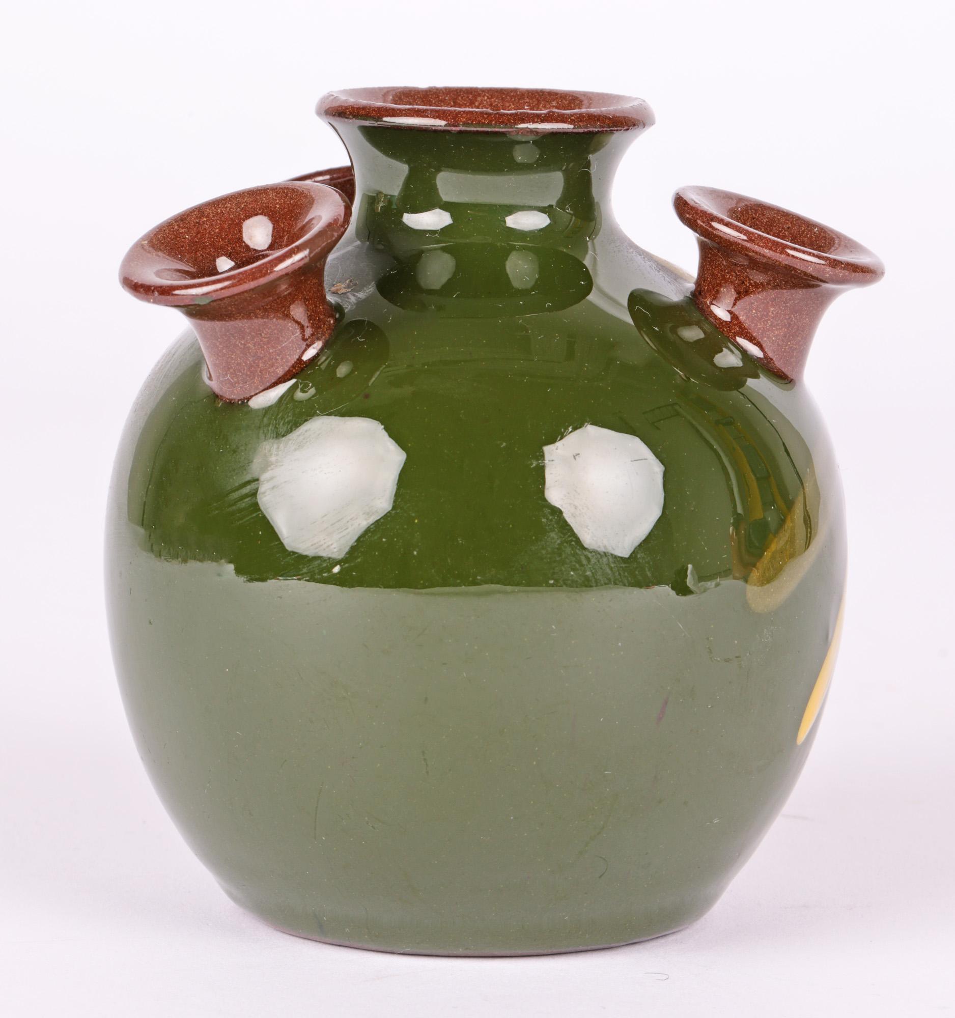 Fine XIX secolo Vaso a più colli Daffodil Posy dipinto a mano di Aller Vale in vendita