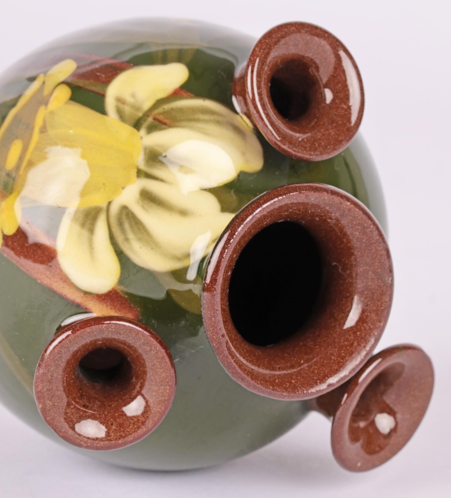 Terracotta Vaso a più colli Daffodil Posy dipinto a mano di Aller Vale in vendita