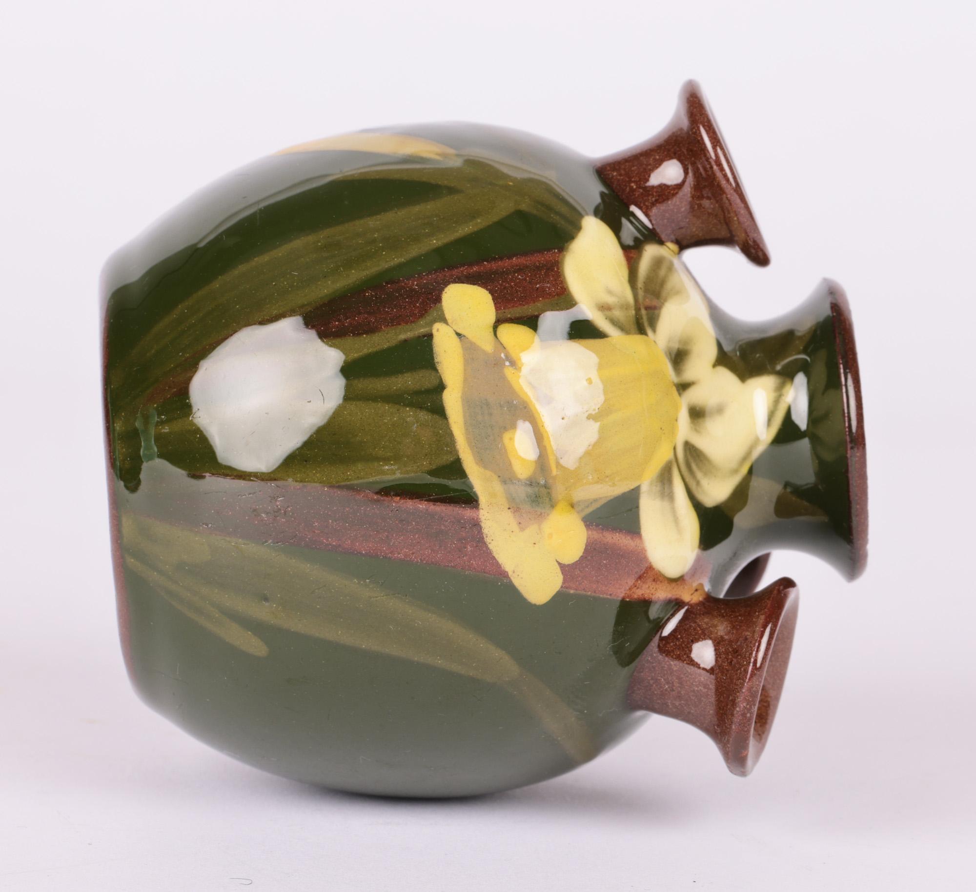 Vaso a più colli Daffodil Posy dipinto a mano di Aller Vale in vendita 1
