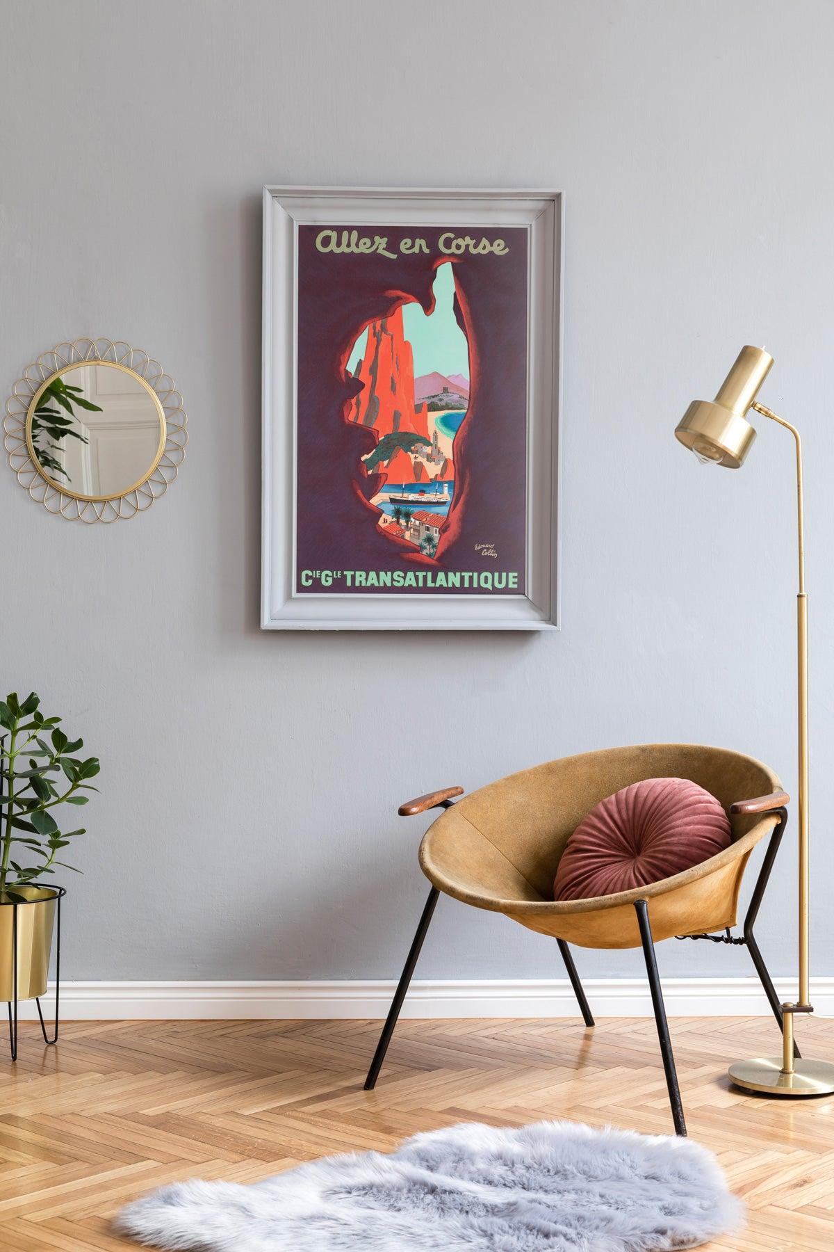 Original-Reiseplakat von Edouard Collin um 1950, Allez En Corse Corse Corsica Compagnie Générale Transatlantique. Gedruckt von Editions Transatlantiques. 

Collin fängt gekonnt die raue Schönheit der französischen Mittelmeerinsel Korsika ein, wenn