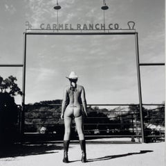 „Carmel Nudefarbene Ranch“ Kalifornisches Rindsledermädchen stehend von hinten