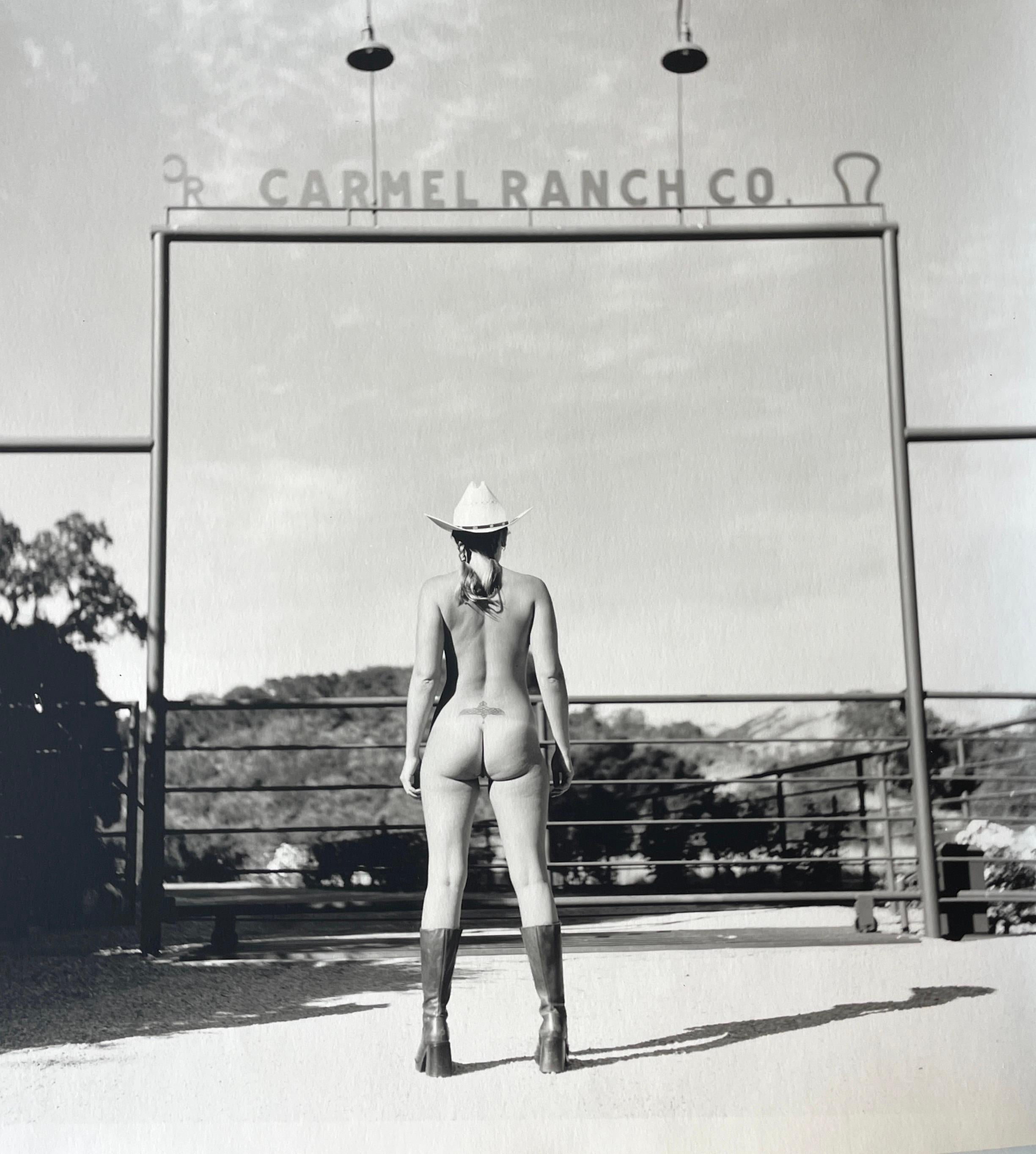 Alli Wood Black and White Photograph – „Carmel Nudefarbene Ranch“  Kalifornisches Rindsledermädchen stehend von hinten 