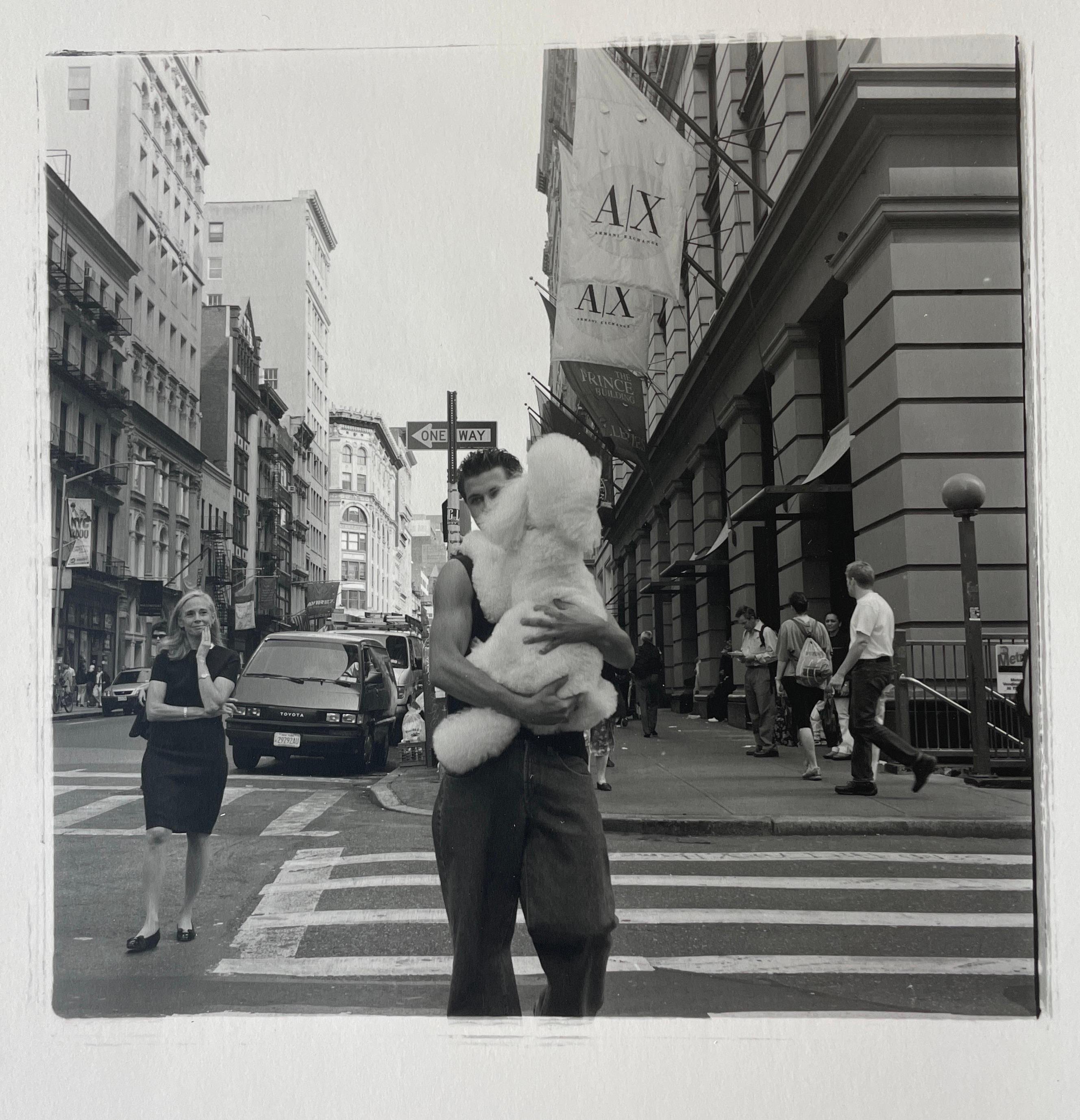 Hundespaziergang, NYC  – Photograph von Alli Wood