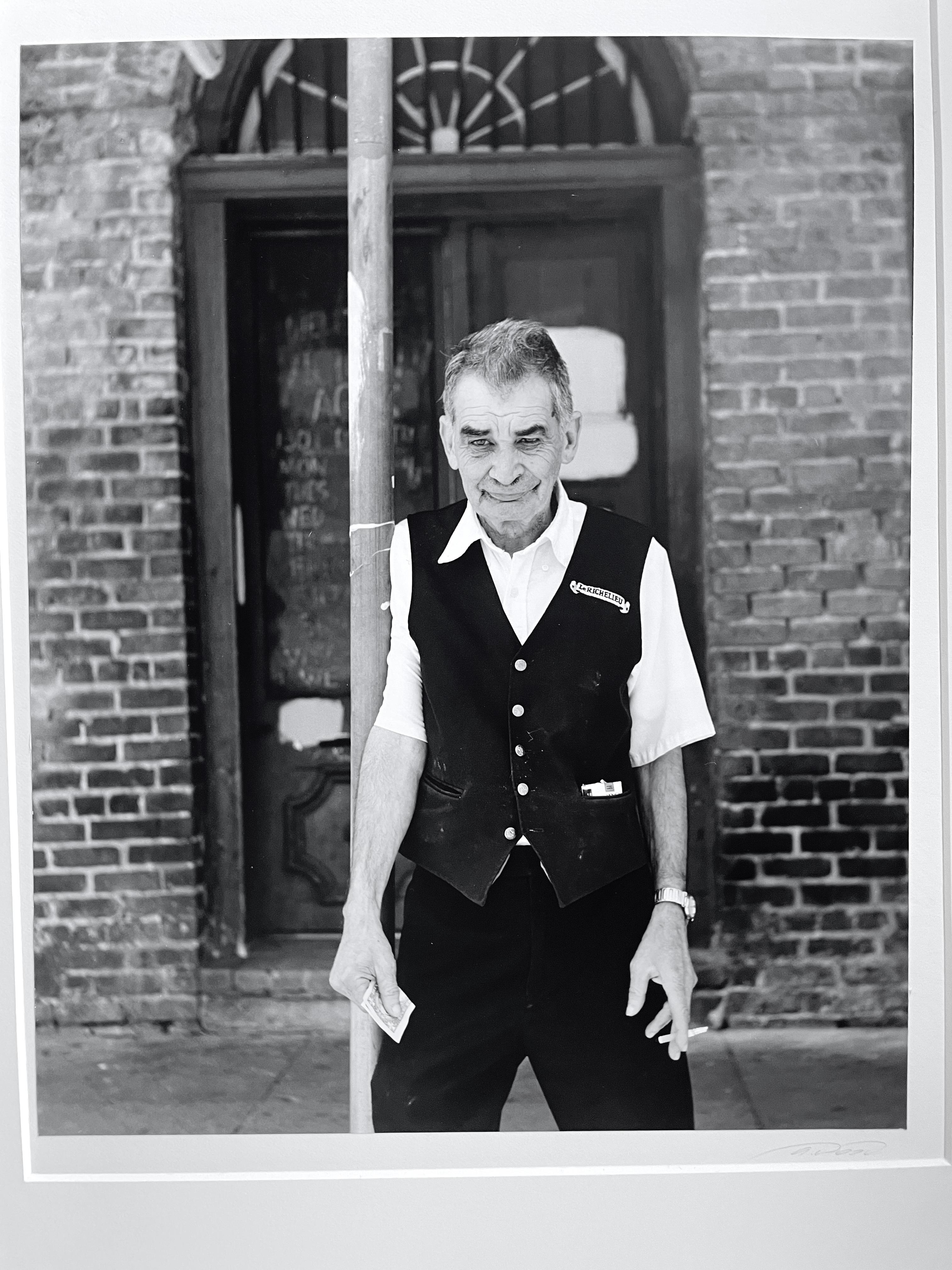 Black and White Photograph di Alli Wood - Fag & A Fist Full of Dollars, New Orleans (ritratto di un Bellboy)