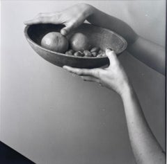 Fruta, frutos secos y manos
