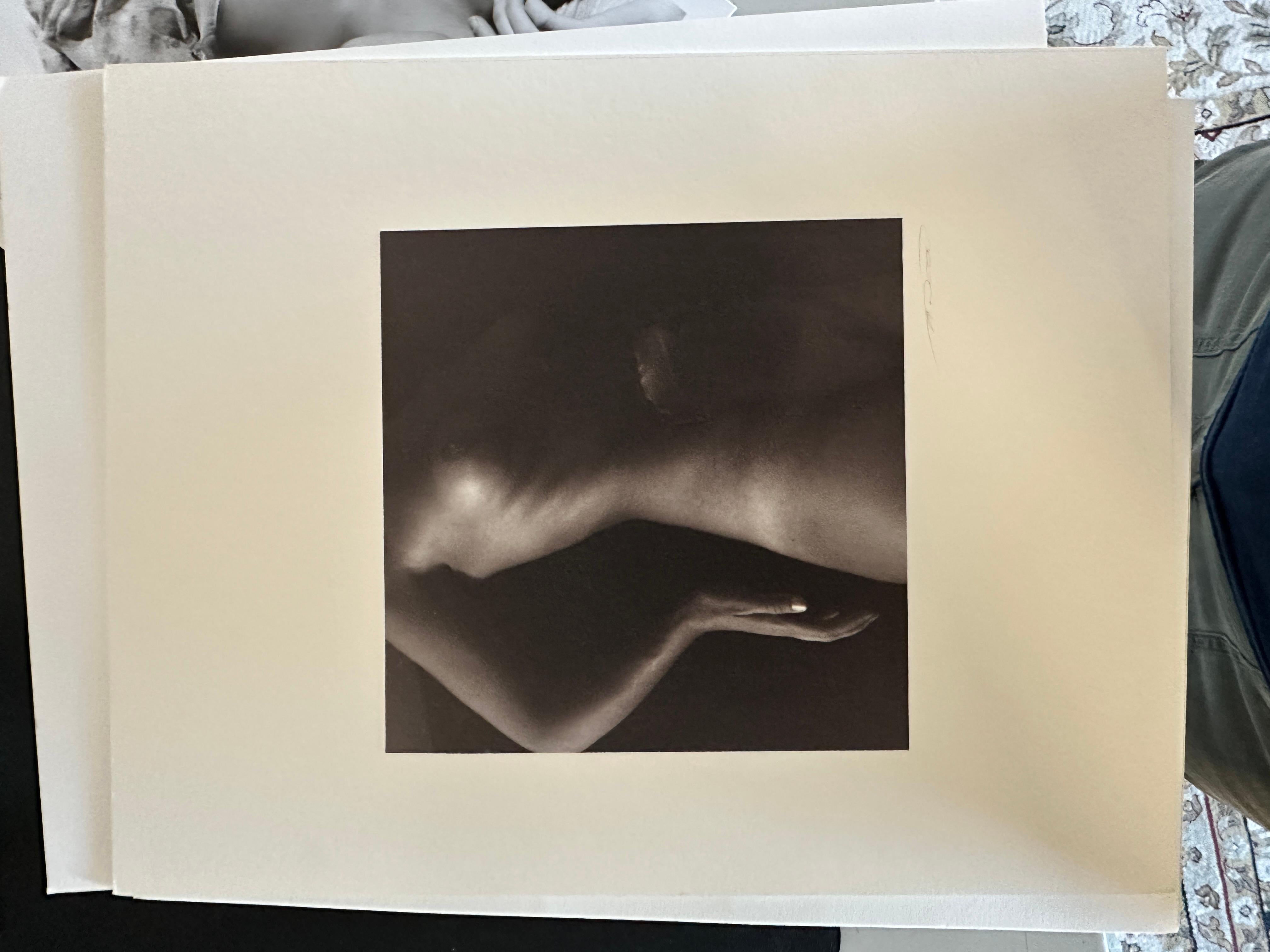 In den Schatten (Schwarz), Black and White Photograph, von Alli Wood