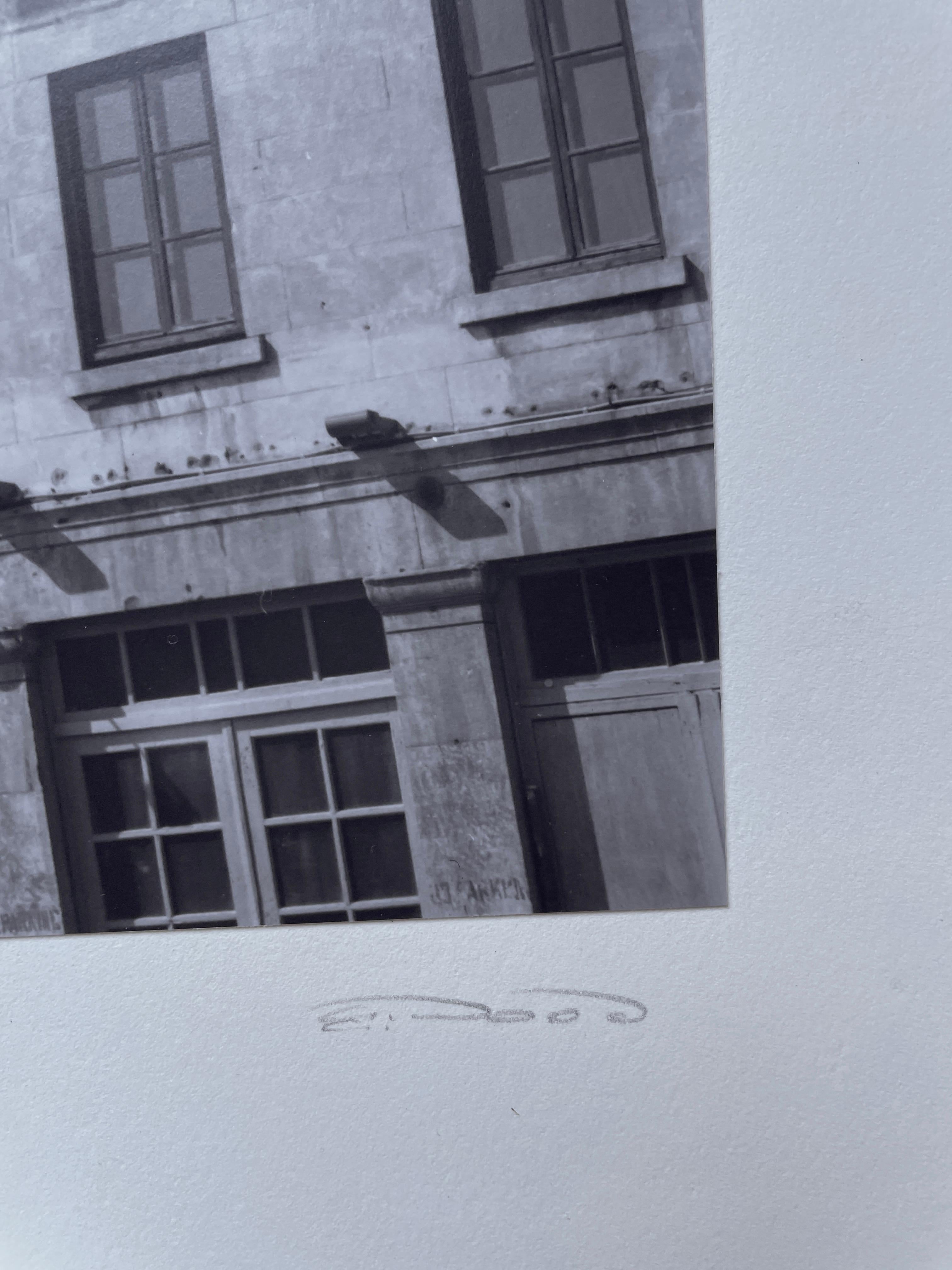 Les Deux Pierrots (Gebäude im alten Gebäude in Quebec City, Kanada) – Photograph von Alli Wood